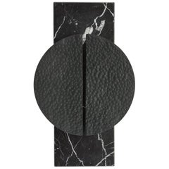 Applique Halo moderne forgée à la main sur une plaque arrière en marbre Nero Marquina