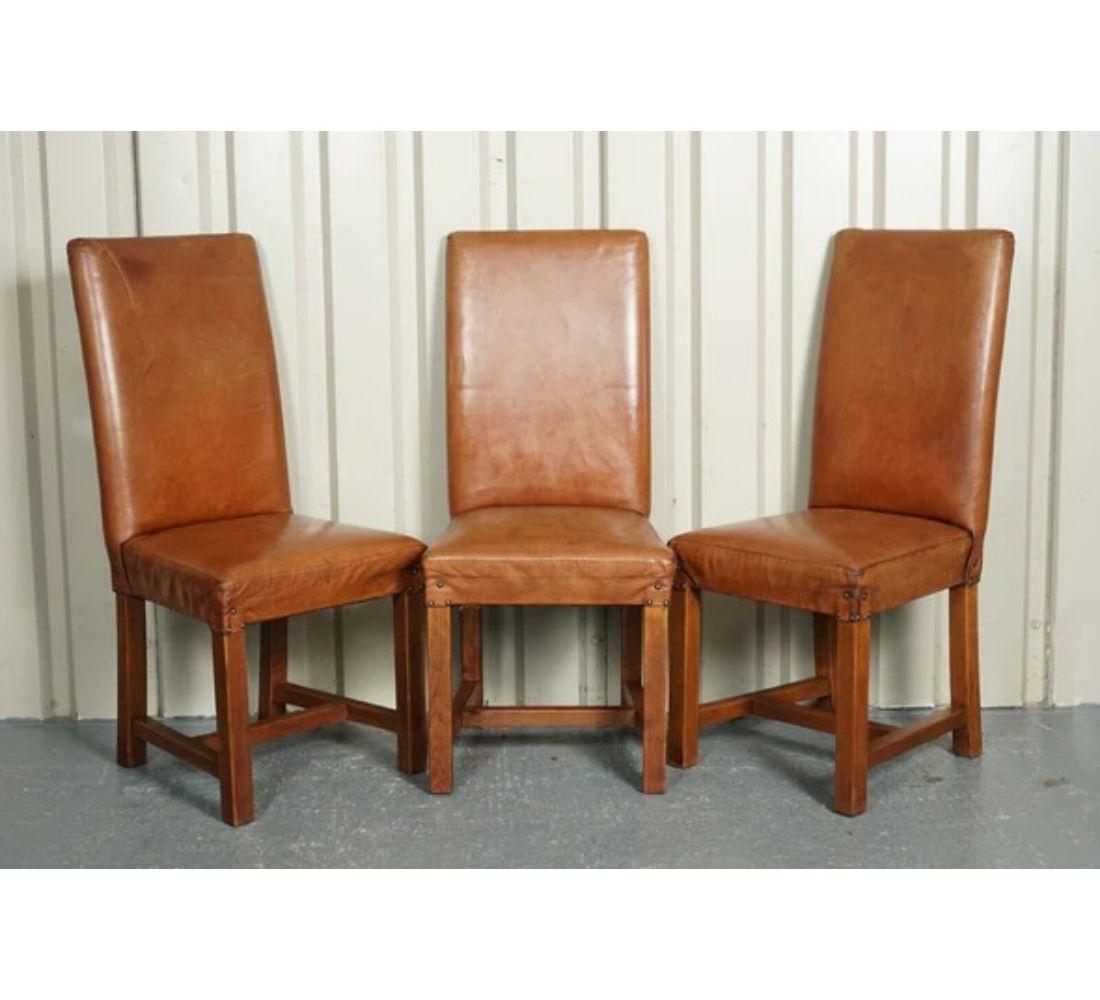 Nous avons le plaisir de vous proposer à la vente cet adorable ensemble Vintage de 6 chaises de salle à manger Halo Soho en cuir brun.

Un très bel ensemble de chaises de salle à manger à haut dossier, bien faites et confortables, le cuir est un
