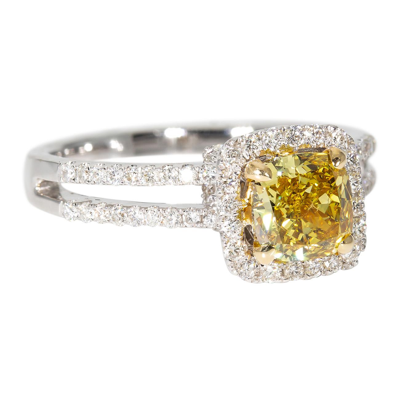 Bague à deux branches en or blanc 18 carats avec des diamants ronds sertis clos et un diamant central de taille coussin certifié par le GIA (Fancy Deep Brownish Greenish Yellow/SI1).  D1.68ct.t.w.  (Centre - 1,02ct.)