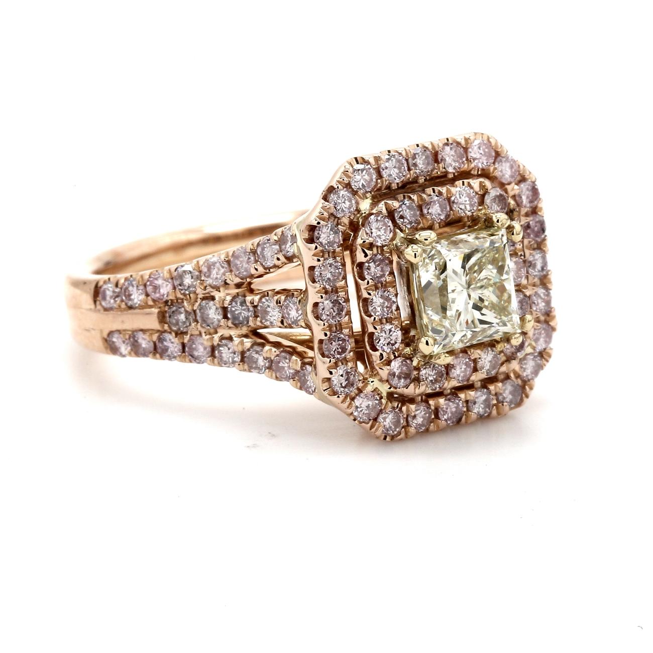 Anello con gambo aureolato in oro rosa 18 carati con tondi rosa incastonati e pietra centrale con diamante taglio princess Q-R/VS1 certificato GIA.  D2.20ct.t.w.  (Centro - 1,01ct.)