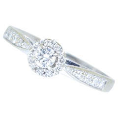 Ring aus Weißgold mit Diamant im Halo-Stil
