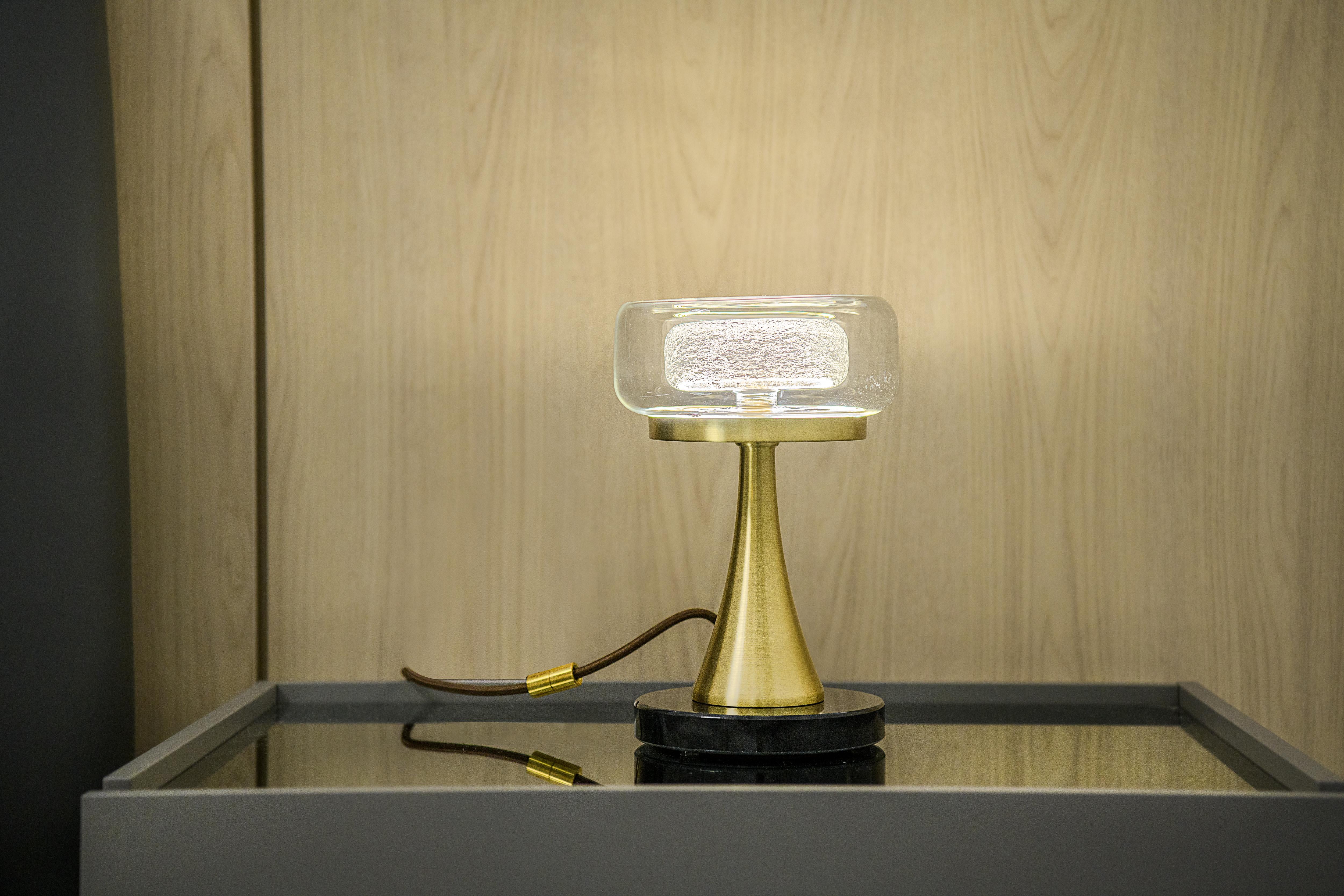 Americano Lampada da tavolo Halo in vetro soffiato di Shakuff in vendita