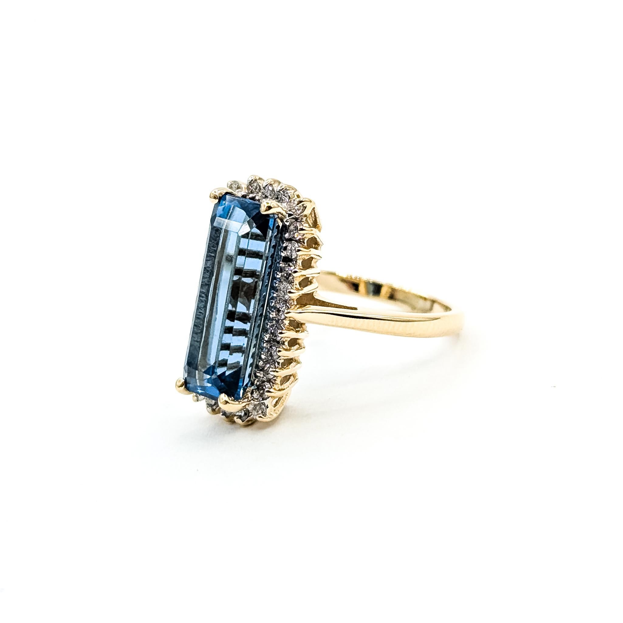 Halo Topaz & Diamond Ring in 14k Contemporáneo en venta