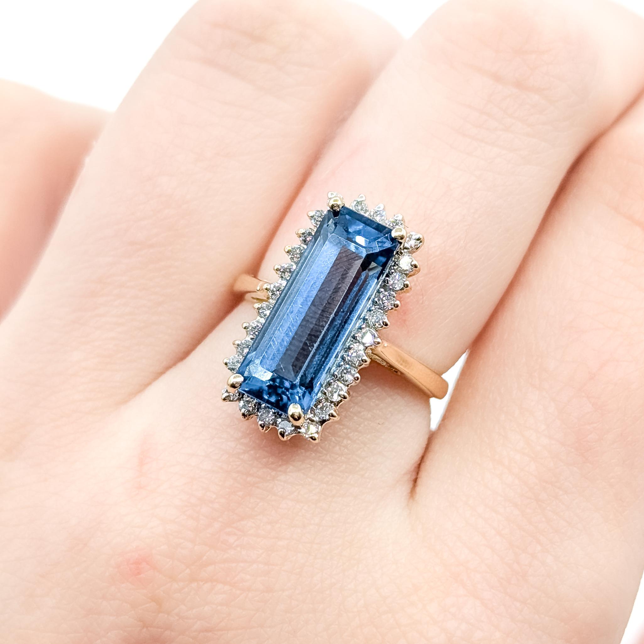 Halo Topaz & Diamond Ring in 14k Corte esmeralda en venta