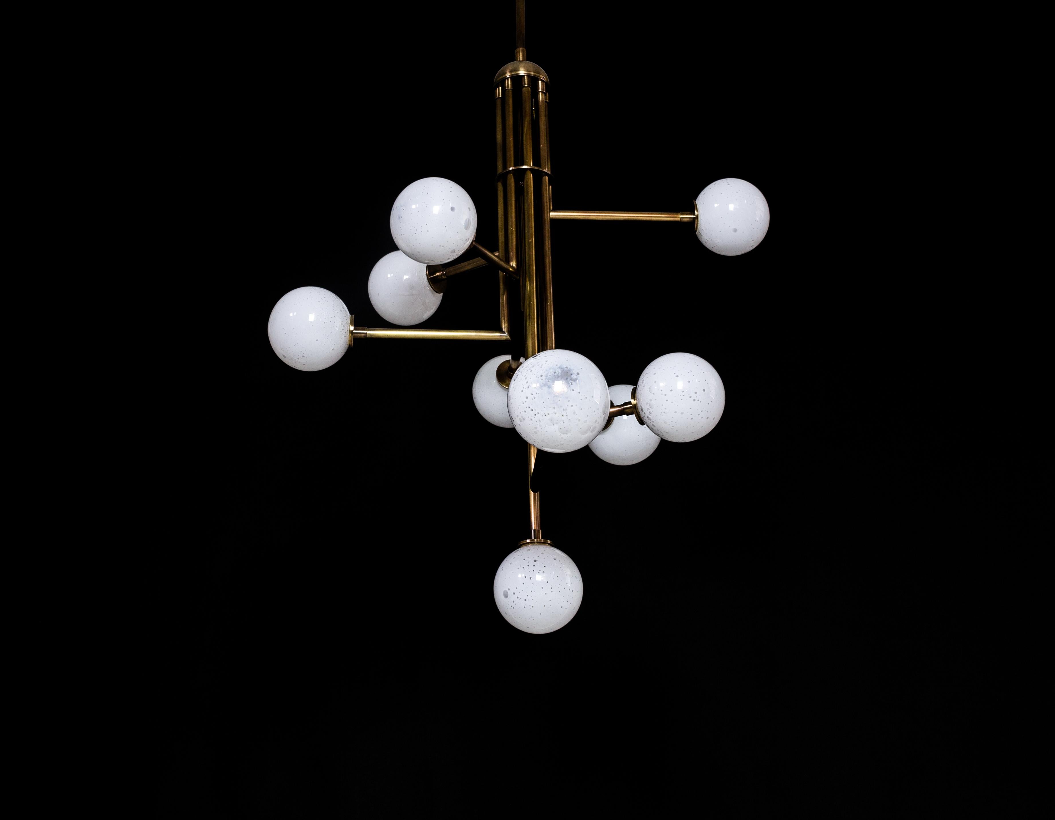 XXIe siècle et contemporain Halo V9:: laiton:: verre soufflé à la main:: lustre contemporain:: Kalin Asenov en vente