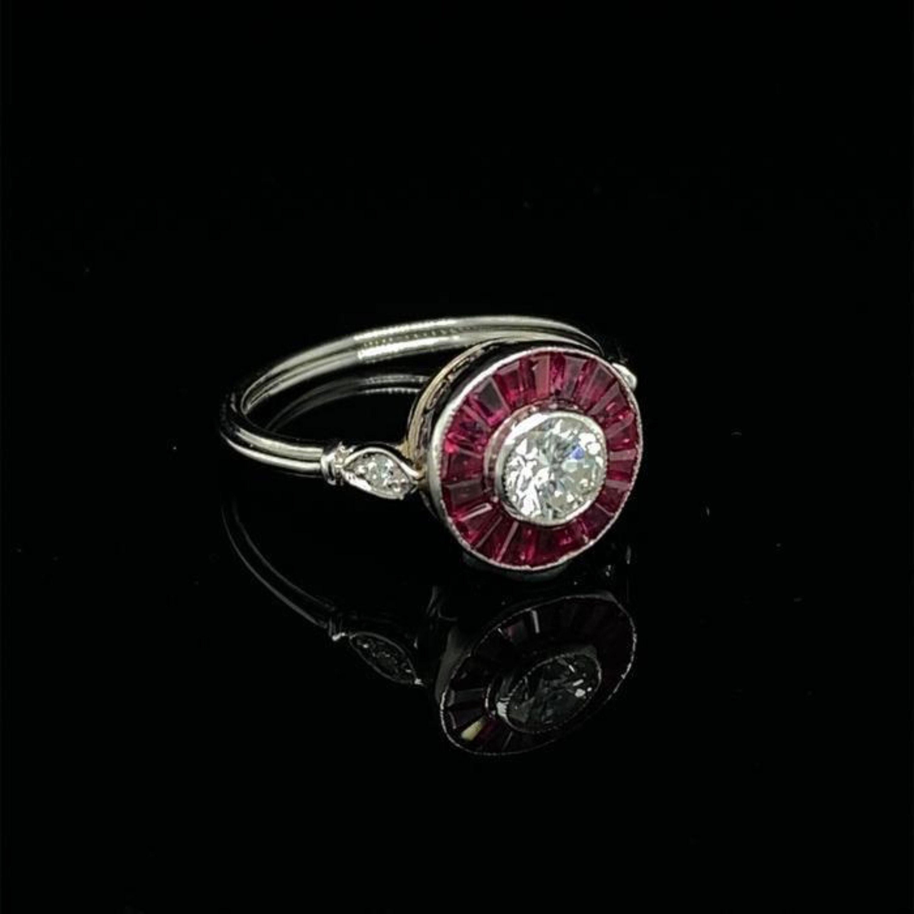 Im Angebot: Halo Vintage Rubin-Verlobungsring mit Rubin für ihren Rubin-Diamant () 2