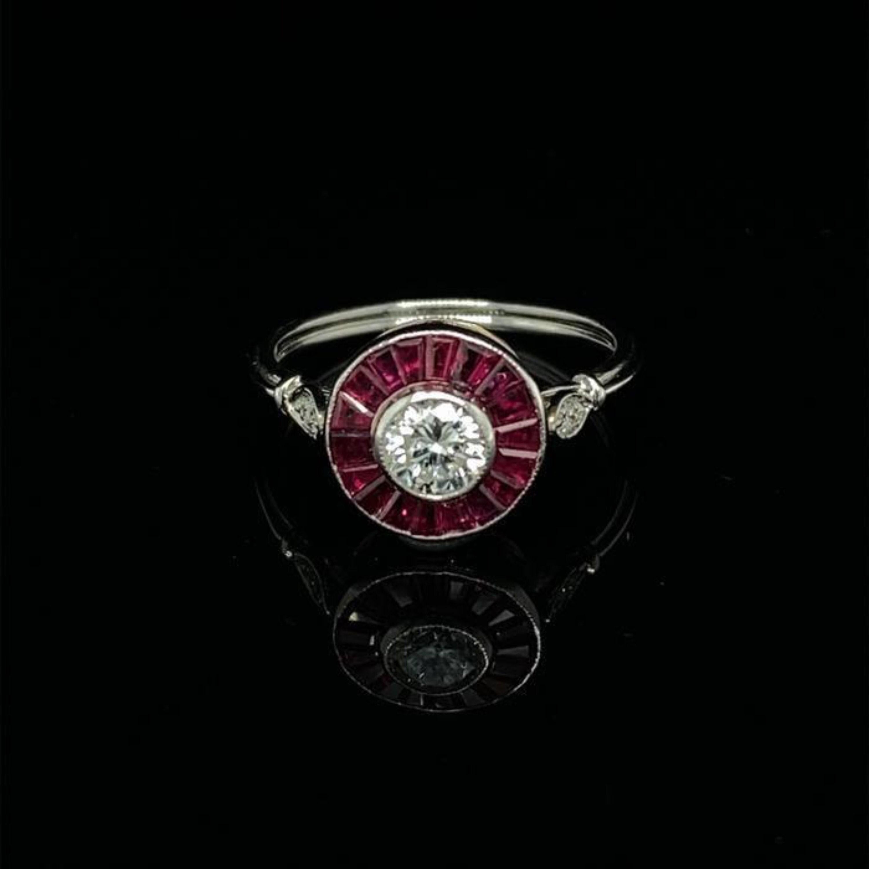 Im Angebot: Halo Vintage Rubin-Verlobungsring mit Rubin für ihren Rubin-Diamant () 3
