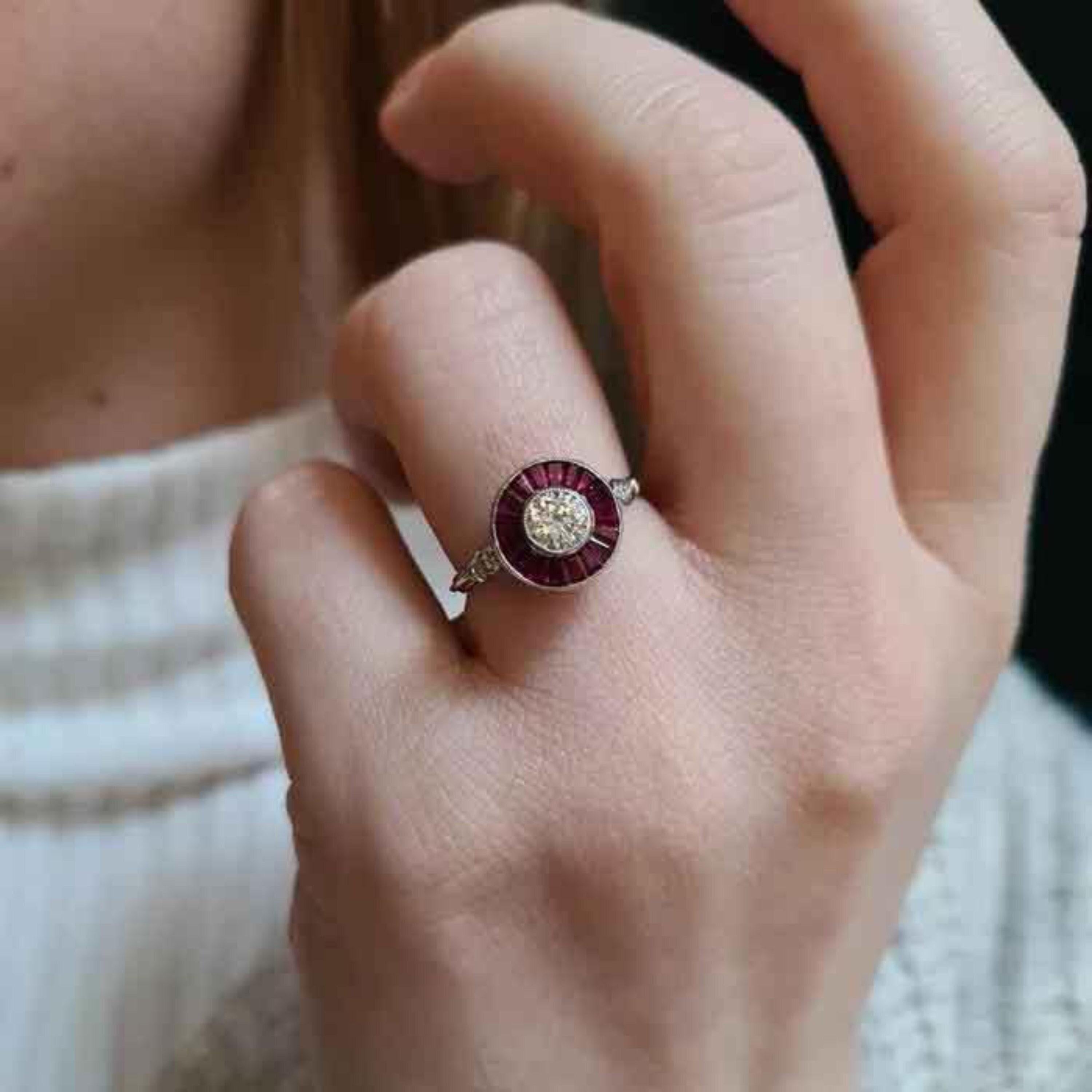 Im Angebot: Halo Vintage Rubin-Verlobungsring mit Rubin für ihren Rubin-Diamant () 4