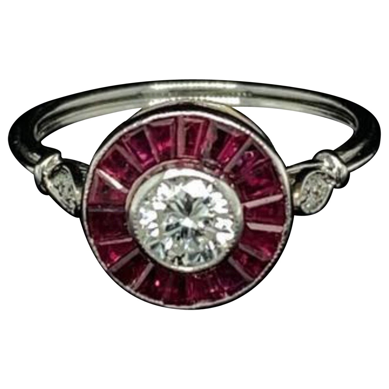 Im Angebot: Halo Vintage Rubin-Verlobungsring mit Rubin für ihren Rubin-Diamant ()