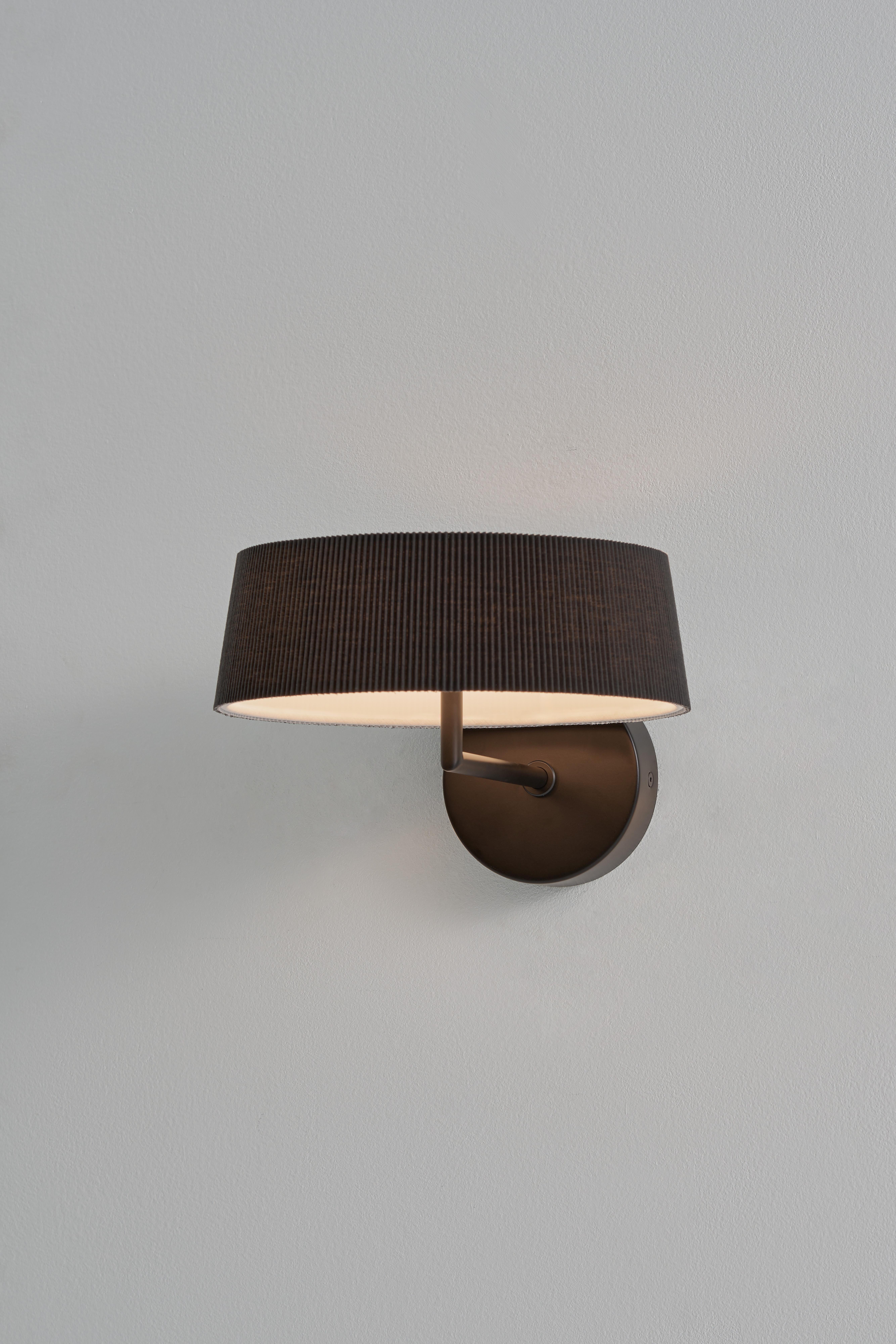 El aplique de pared HALO se inspira en el encanto nostálgico del diseño de iluminación clásico. Con un LED incorporado de alta reproducción cromática, crea una atmósfera relajante que imita la luz solar natural. La pantalla de tela finamente plisada