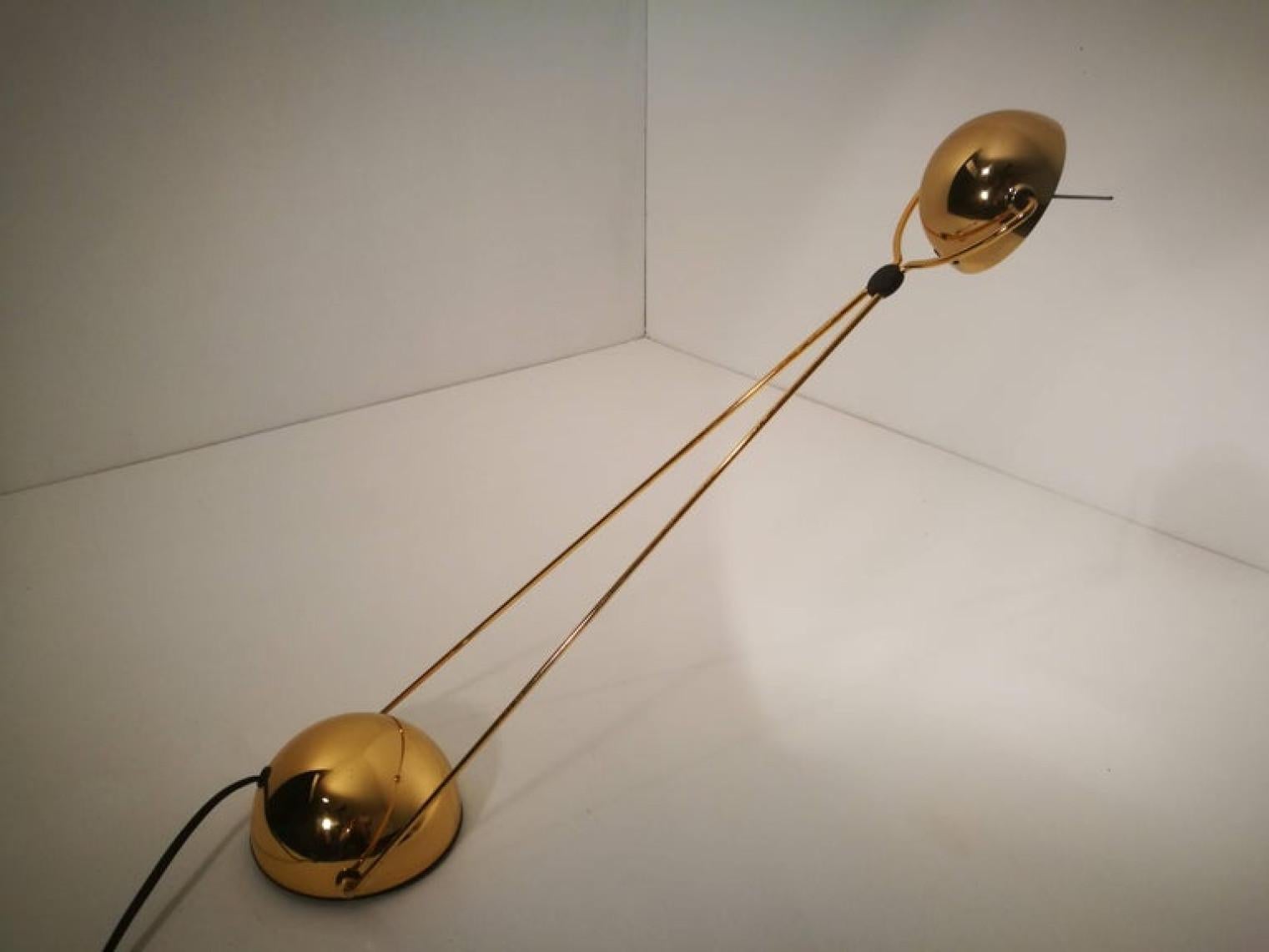 Plaqué Lampadaire et lampe de bureau halogène de Stephano Cevoli plaqué or, années 1980, Italie en vente