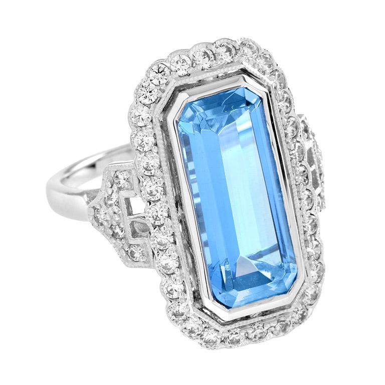 En vente :  Bague Halona en or blanc 18 carats avec topaze bleue taille émeraude et halo de diamants 2