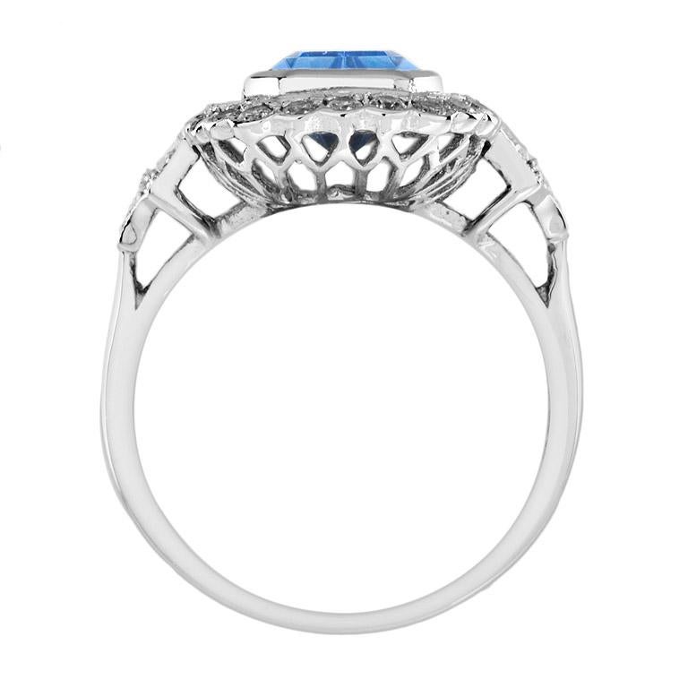 En vente :  Bague Halona en or blanc 18 carats avec topaze bleue taille émeraude et halo de diamants 5