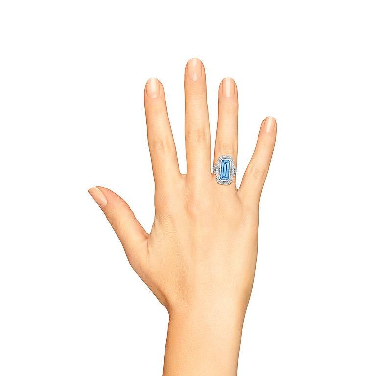 En vente :  Bague Halona en or blanc 18 carats avec topaze bleue taille émeraude et halo de diamants 7