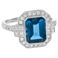 Bague de fiançailles en platine avec topaze bleue taille émeraude de Londres et diamants