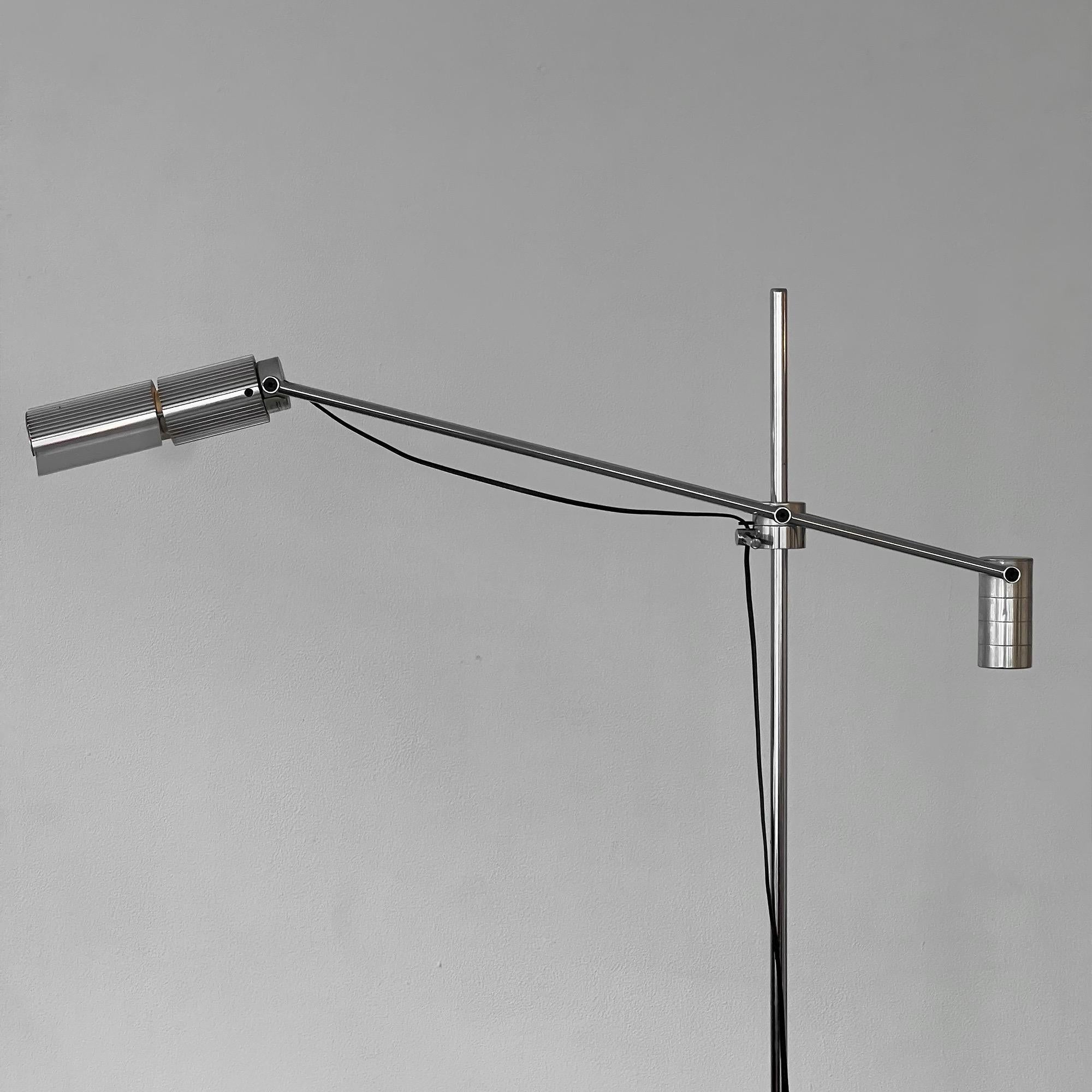 Diese Stehleuchte wurde vom Architekten Viktor Frauenknecht für Swiss Lamps International entworfen. Das 1967 gegründete Unternehmen ist auf das Design und die Herstellung von hochwertigen Beleuchtungskörpern spezialisiert. Die Verwendung