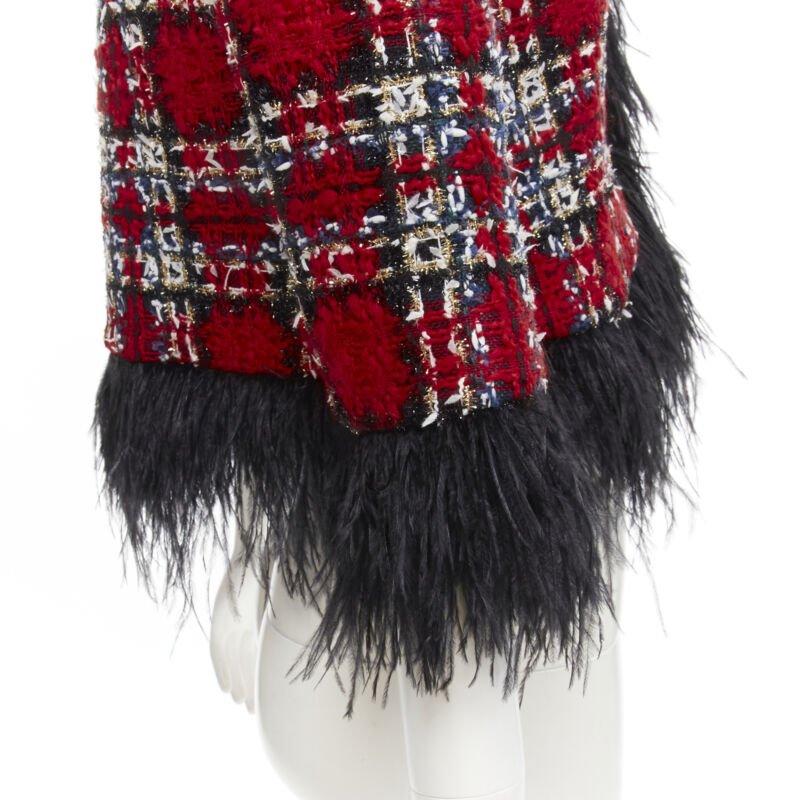 HALPERN 2022 giacca cropped in tweed a quadri rossi e piume nere FR34 XS
Riferimento: AAWC/A00347
Marchio: Halpern
Materiale: Tweed
Colore: Rosso, Nero
Modello: A scacchi
Chiusura: Gancio e barra
Fodera:  Completamente foderato
Dettagli extra: Tweed