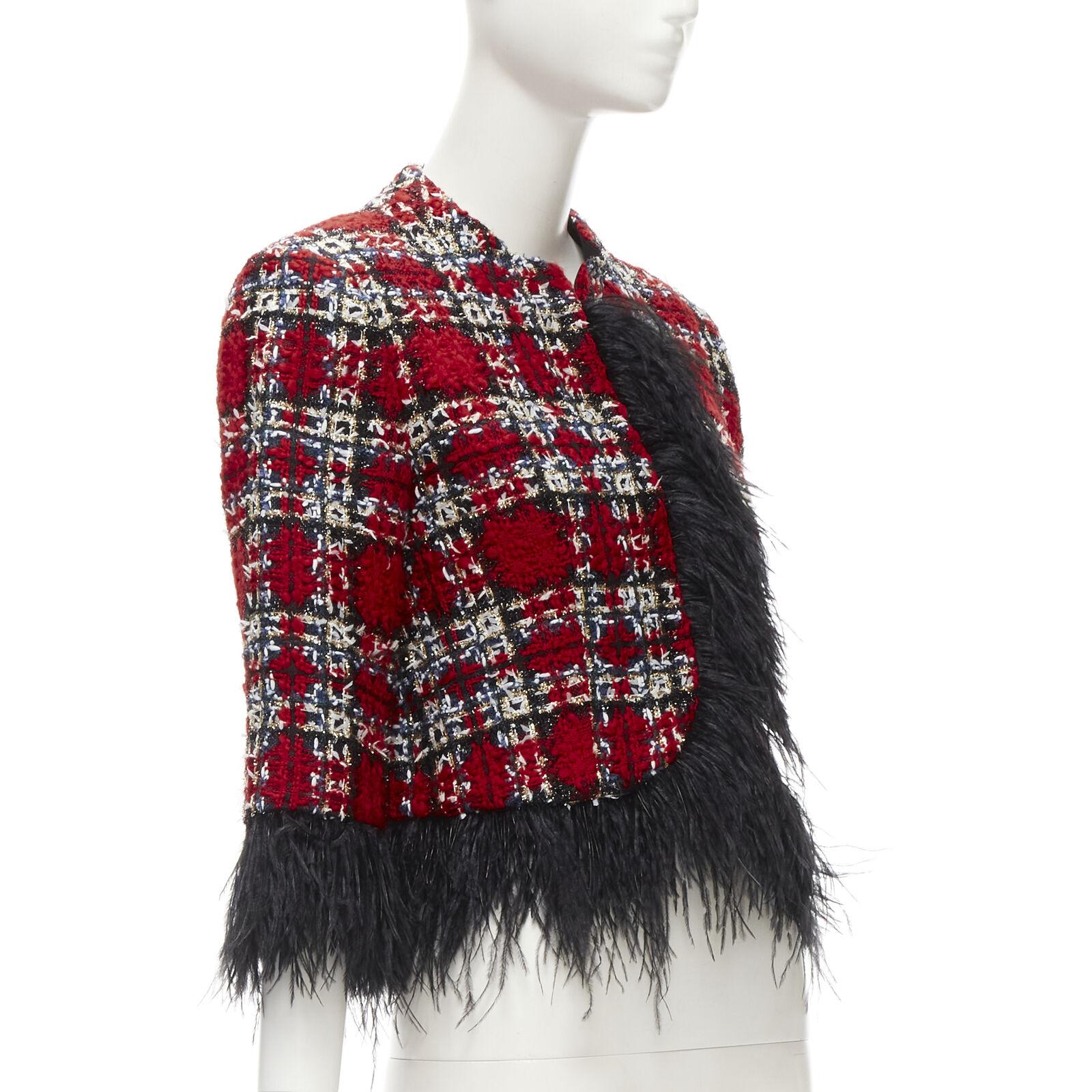 HALPERN Veste courte en tweed à carreaux rouges avec garniture en plumes noires FR34 XS 2022 Pour femmes en vente
