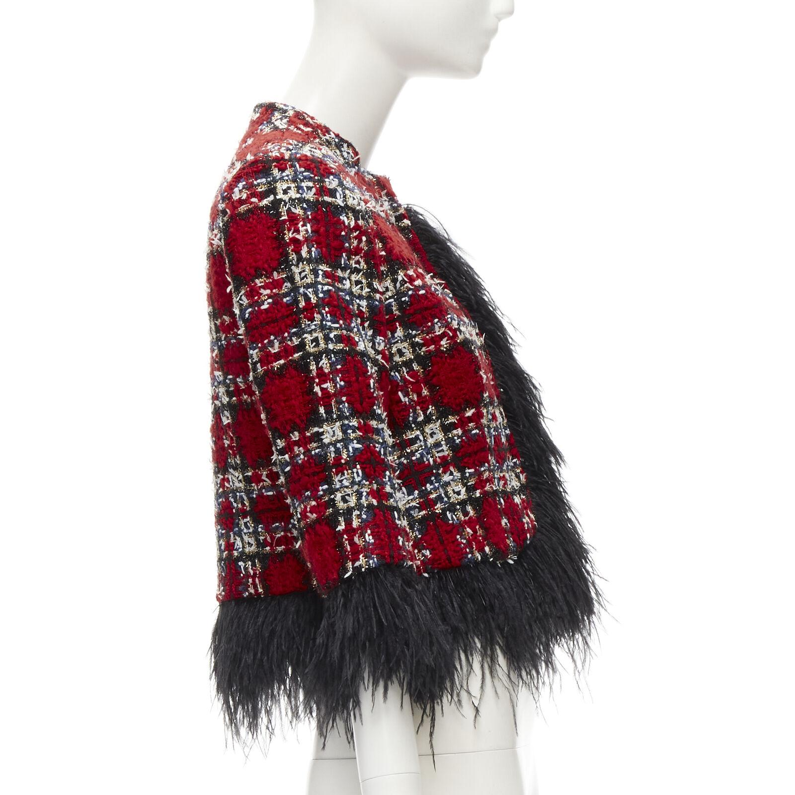 HALPERN Veste courte en tweed à carreaux rouges avec garniture en plumes noires FR34 XS 2022 en vente 1