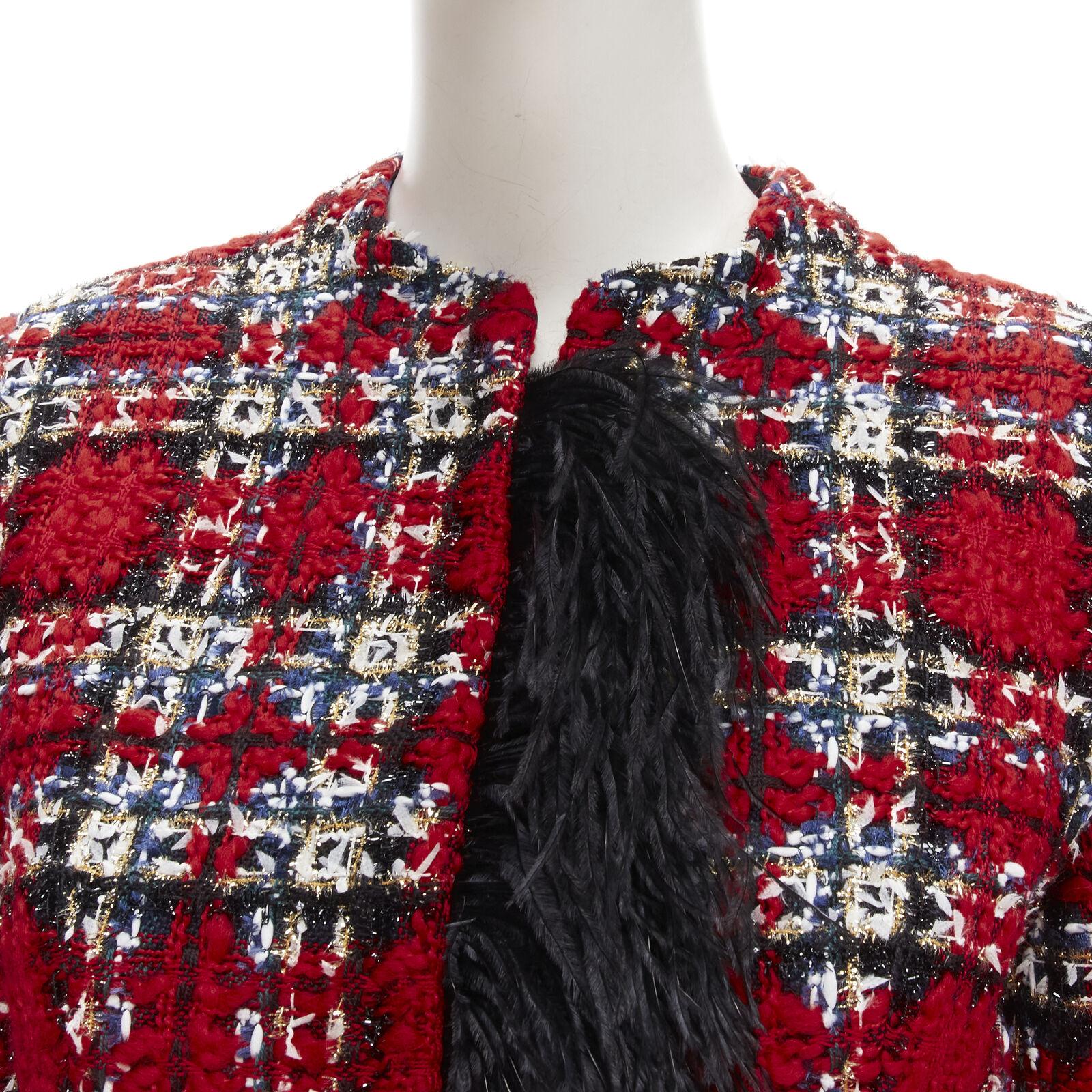 HALPERN Veste courte en tweed à carreaux rouges avec garniture en plumes noires FR34 XS 2022 en vente 4