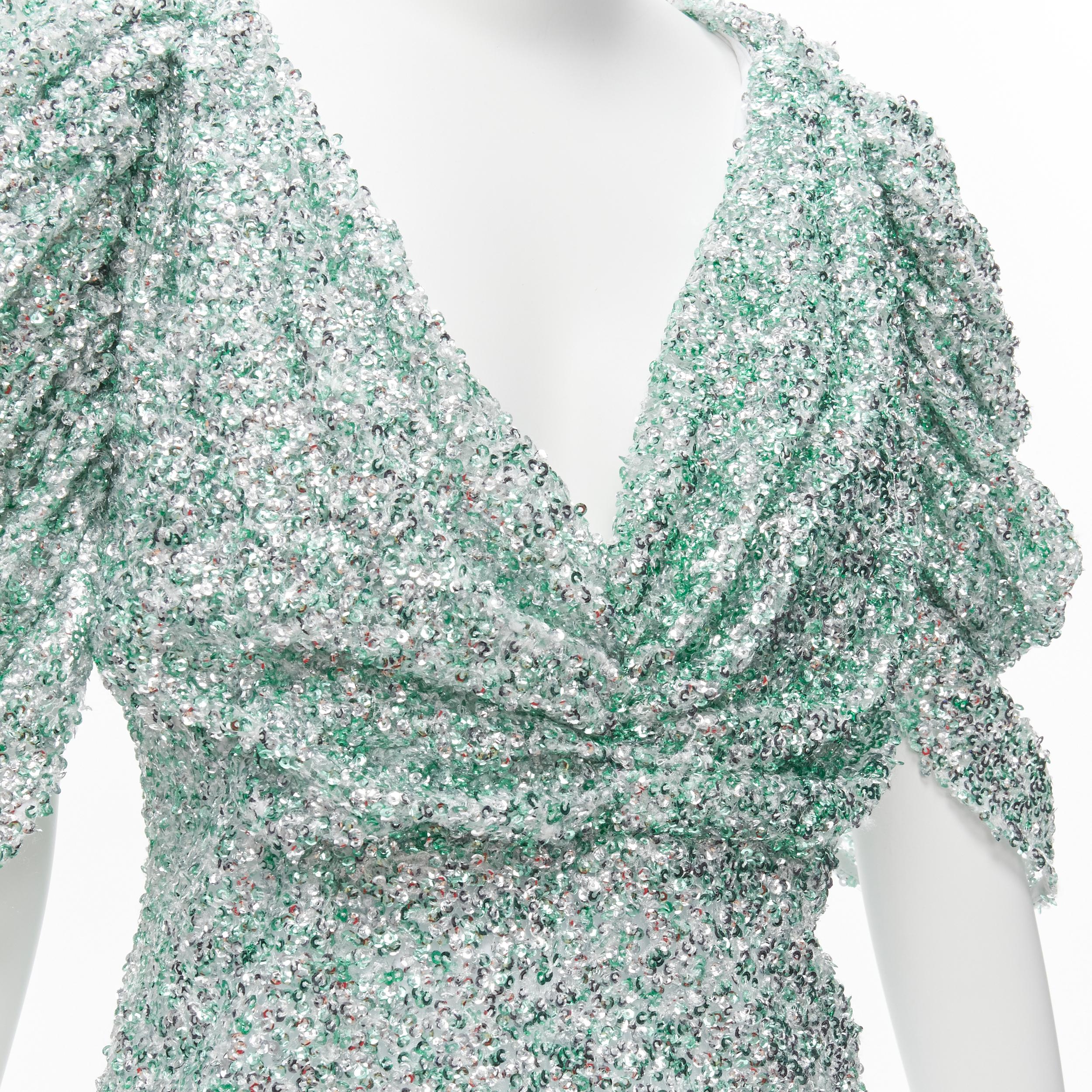 HALPERN - Haut à manches bouffantes en V profond avec sequins argentés vert écume de mer FR36 XS
Référence : AAWC/A00453
Marque : Halpern
Matériau : Polyester
Couleur : vert, argent
Motif : Paillettes
Fermeture : Zip
Doublure : Polyester
