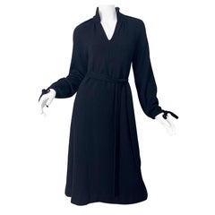 Halston - Robe pull à col en V et ceinture en cachemire noir, années 1970