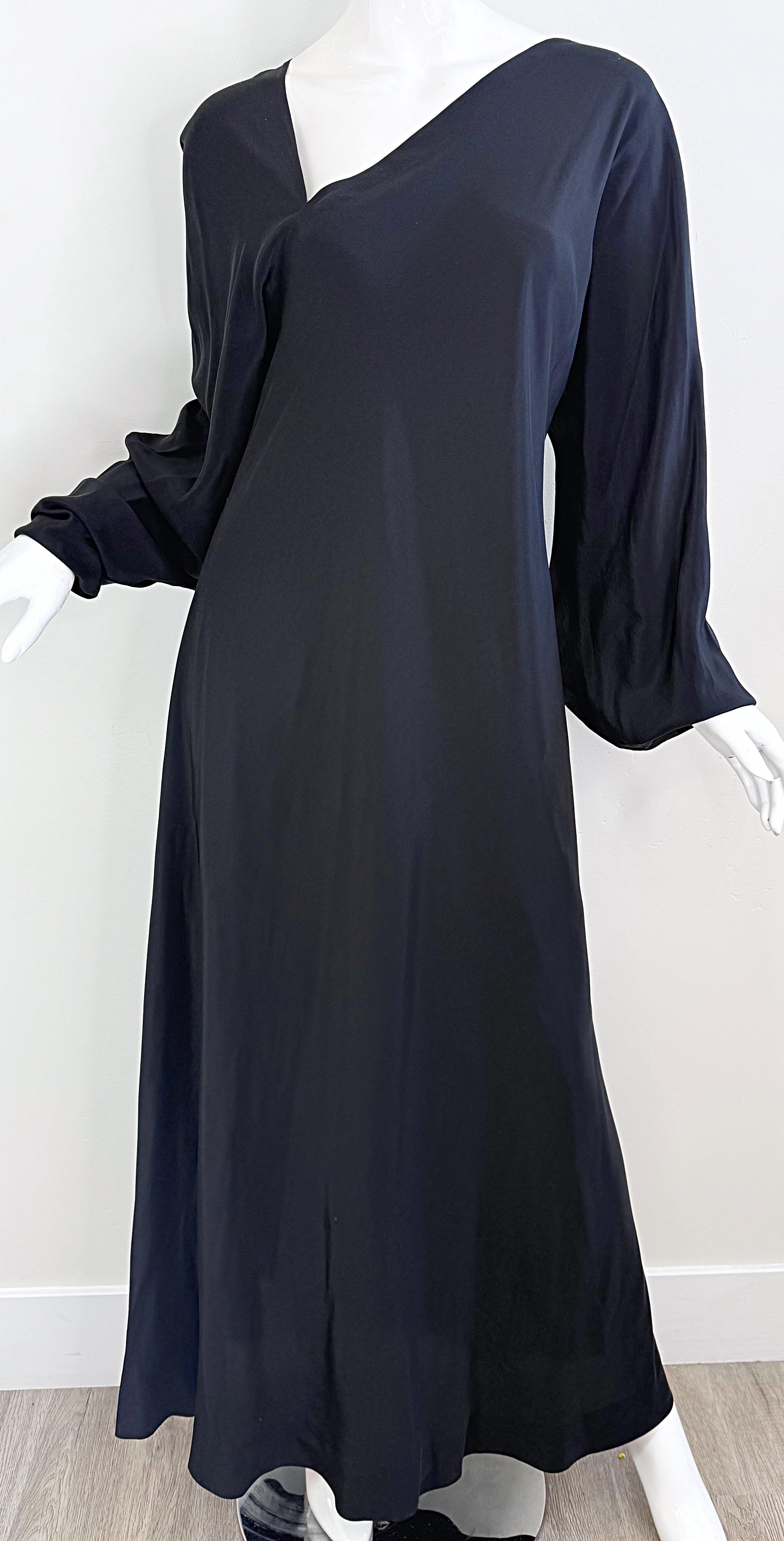 Halston 1970s Seda Negro Bies Icono Manga Obispo Vestido de noche Vintage en venta 9