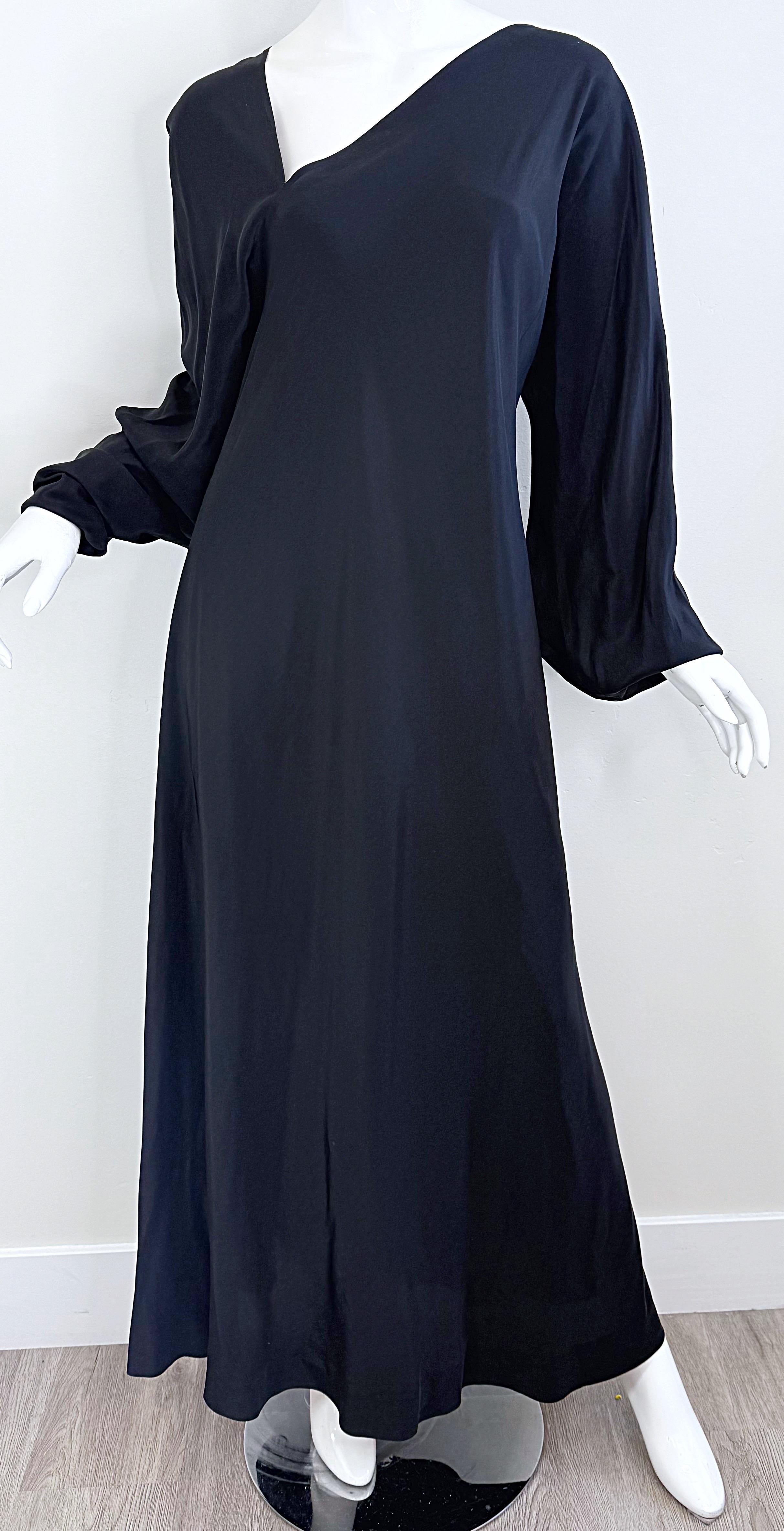 Halston 1970s Seda Negro Bies Icono Manga Obispo Vestido de noche Vintage en venta 1