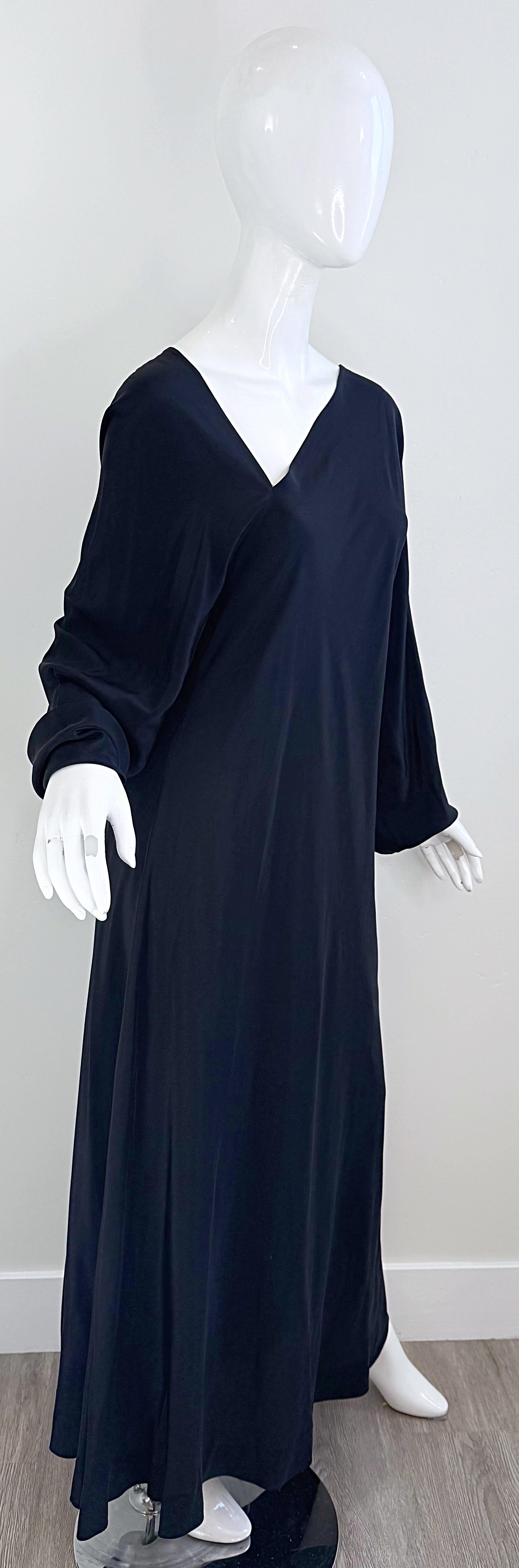 Halston 1970s Seda Negro Bies Icono Manga Obispo Vestido de noche Vintage en venta 5