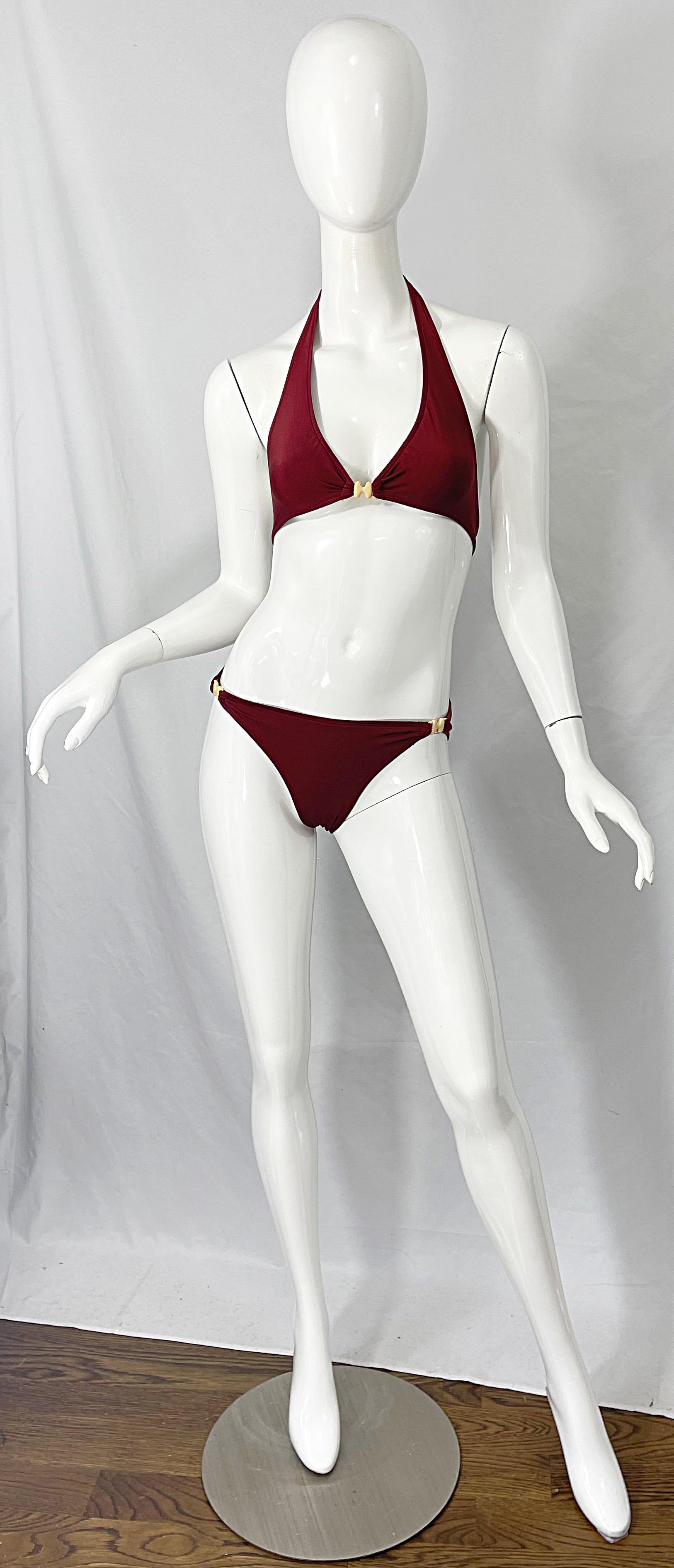 Ein weiterer 1970er HALSTON braun / rostigen zweiteiligen Bikini-Badeanzug ! Dies ist einer von fünf Badeanzügen, die ein Halstonette-Model selbst entworfen hat. Elfenbeinfarbene Lucit-Schnallen in der charakteristischen H-Form. Bindungen im Rücken.