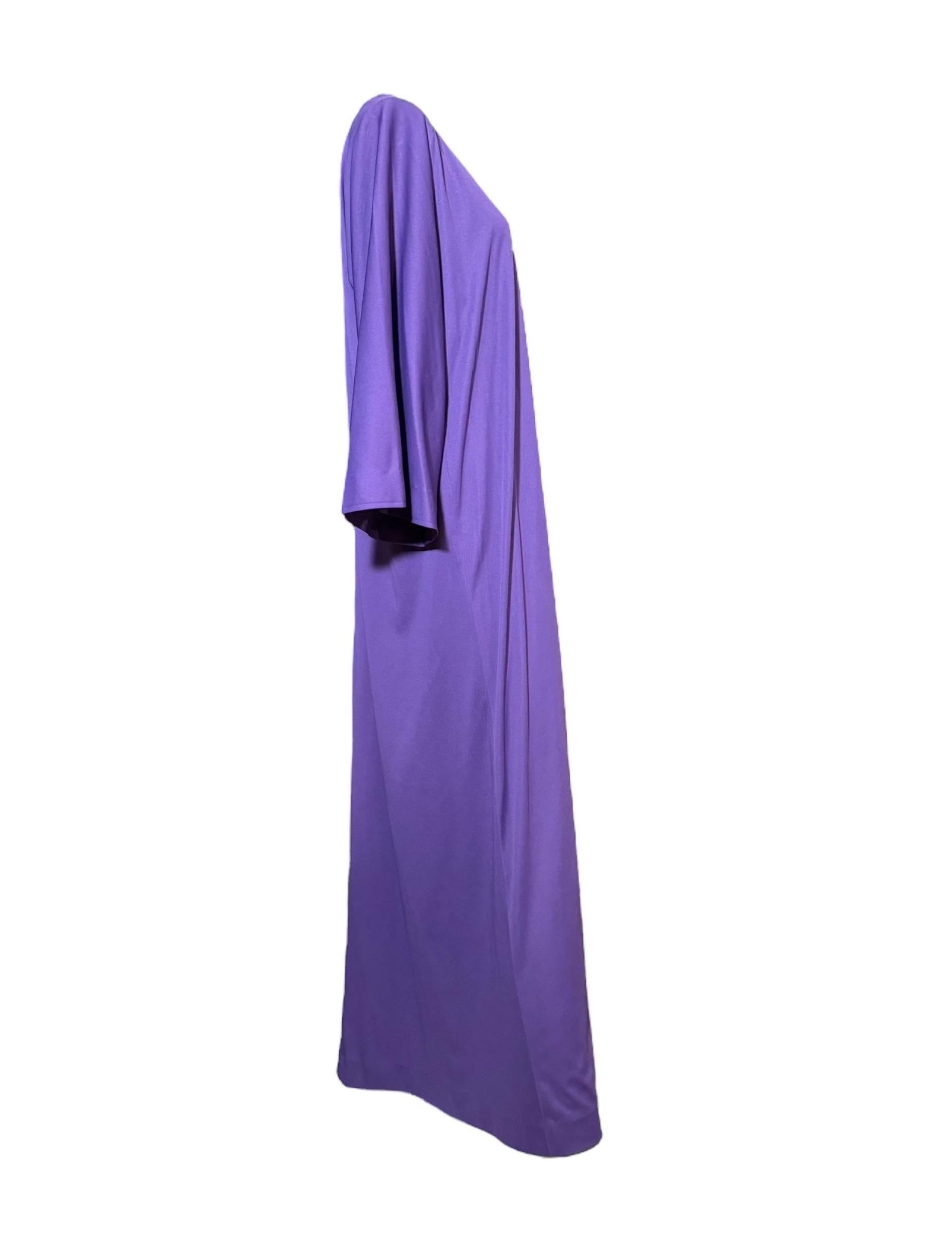 Exemple frappant de la vision minimaliste des années 1970 de Halston, cette robe kaftan fluide en jersey violet présente les lignes épurées, le drapé élégant et la silhouette fluide caractéristiques du créateur. Cette pièce reflète le glamour et