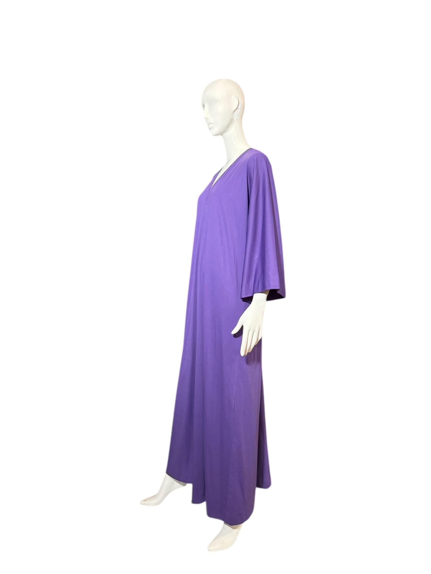 Halston 1970s Purple Jersey Kaftan Dress - Minimalist V-Neck Silhouette Excellent état - En vente à Kingston, NY