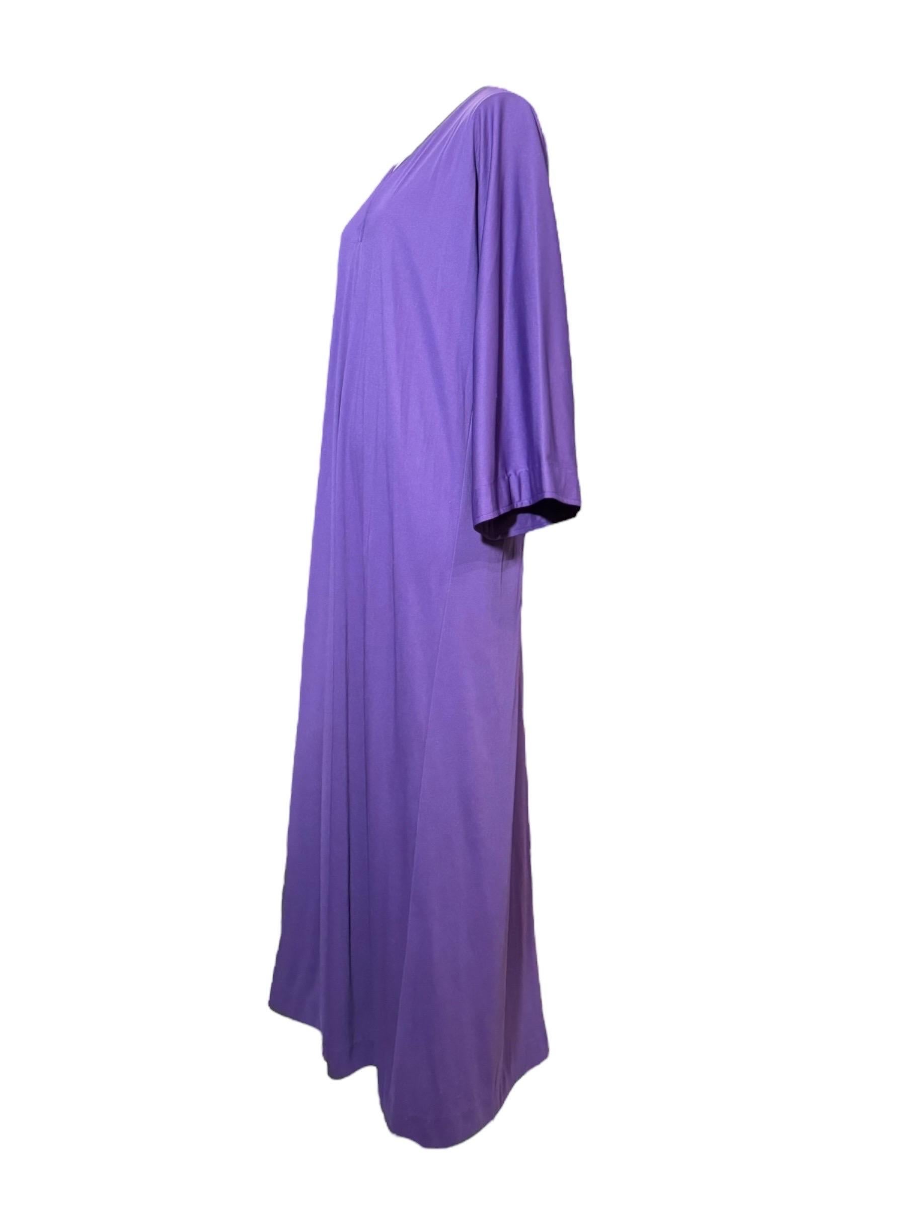 Halston 1970s Purple Jersey Kaftan Dress - Minimalist V-Neck Silhouette en vente 1