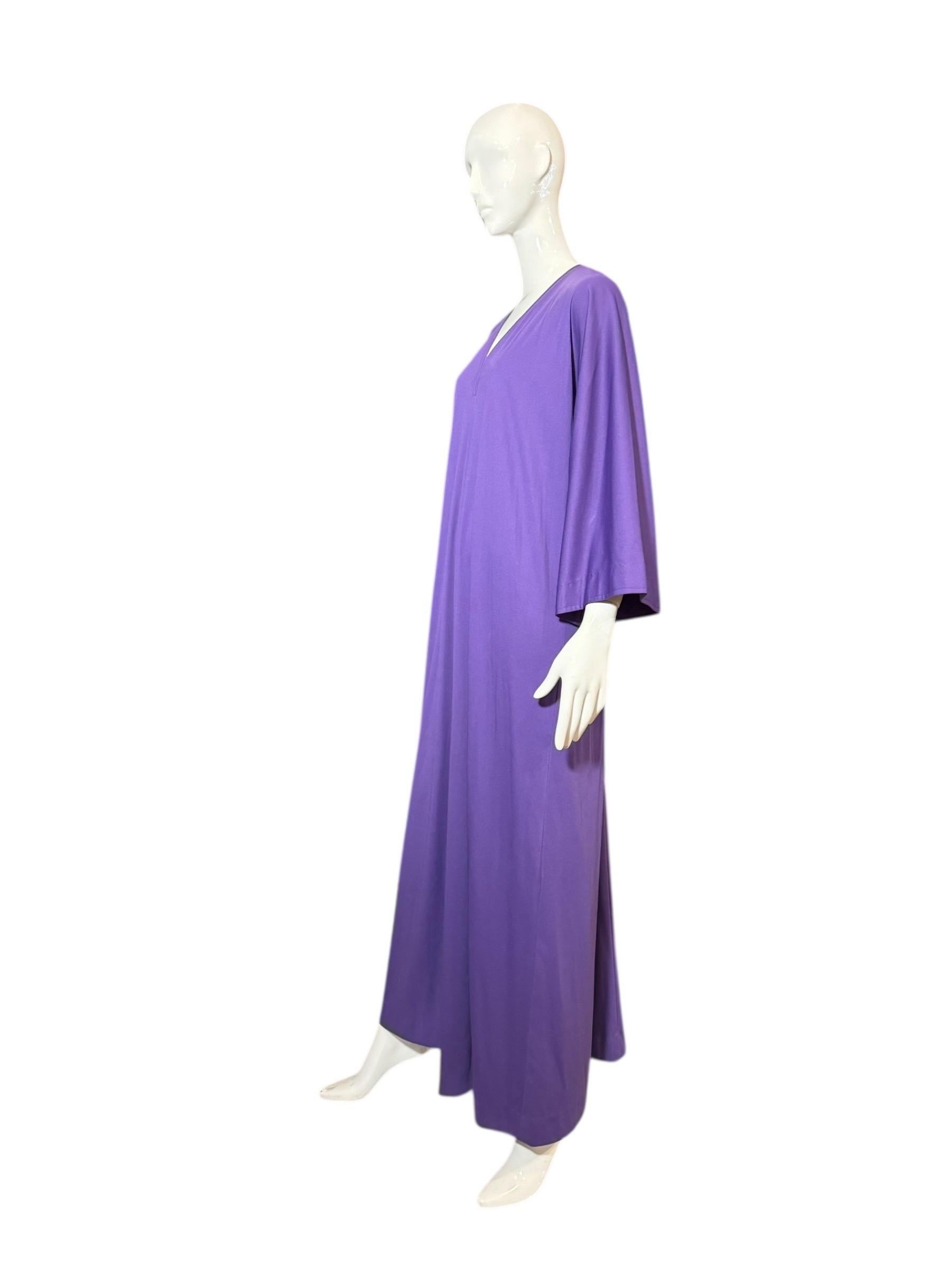 Halston 1970s Purple Jersey Kaftan Dress - Minimalist V-Neck Silhouette en vente 2