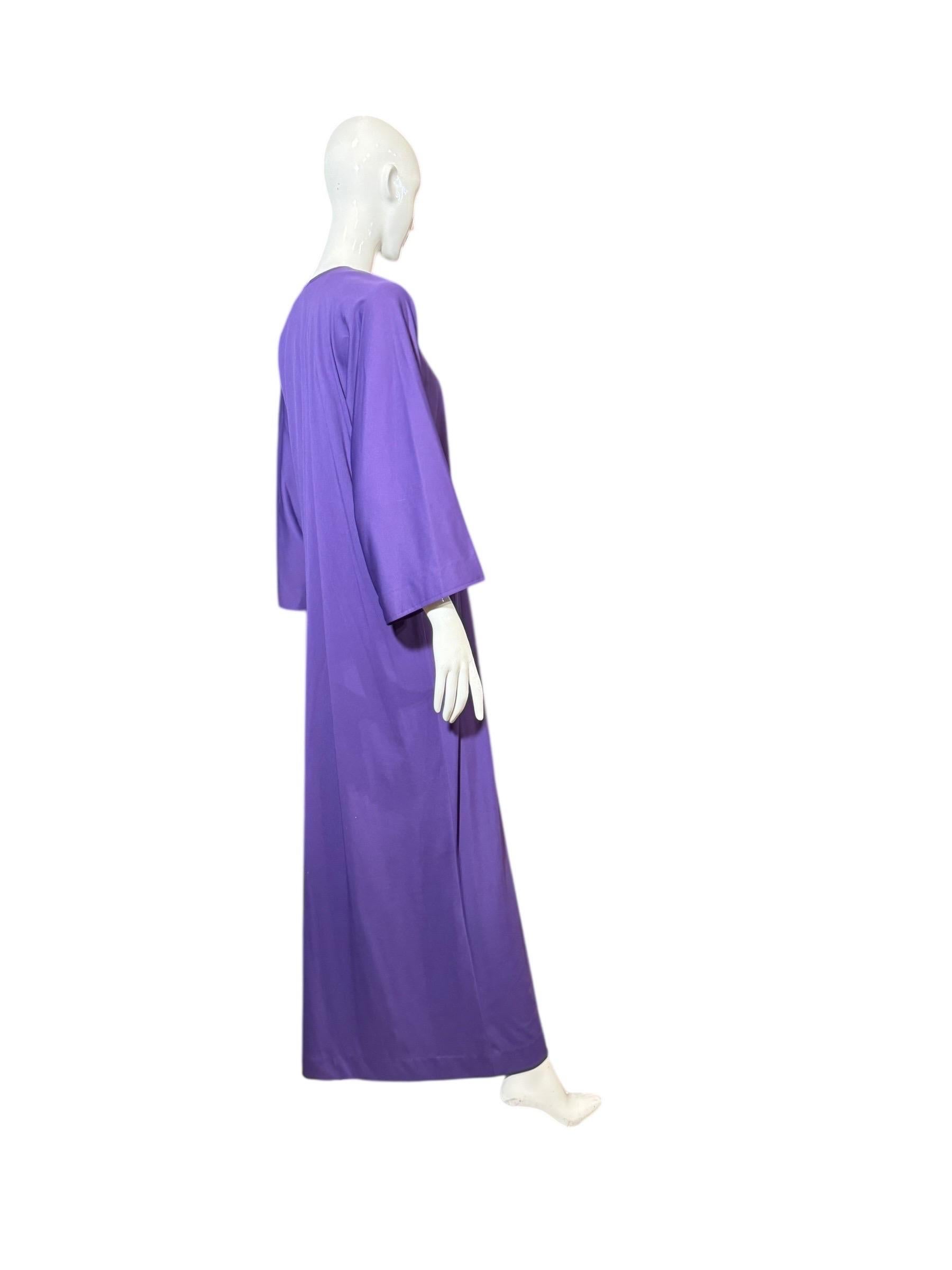 Halston 1970s Purple Jersey Kaftan Dress - Minimalist V-Neck Silhouette en vente 3