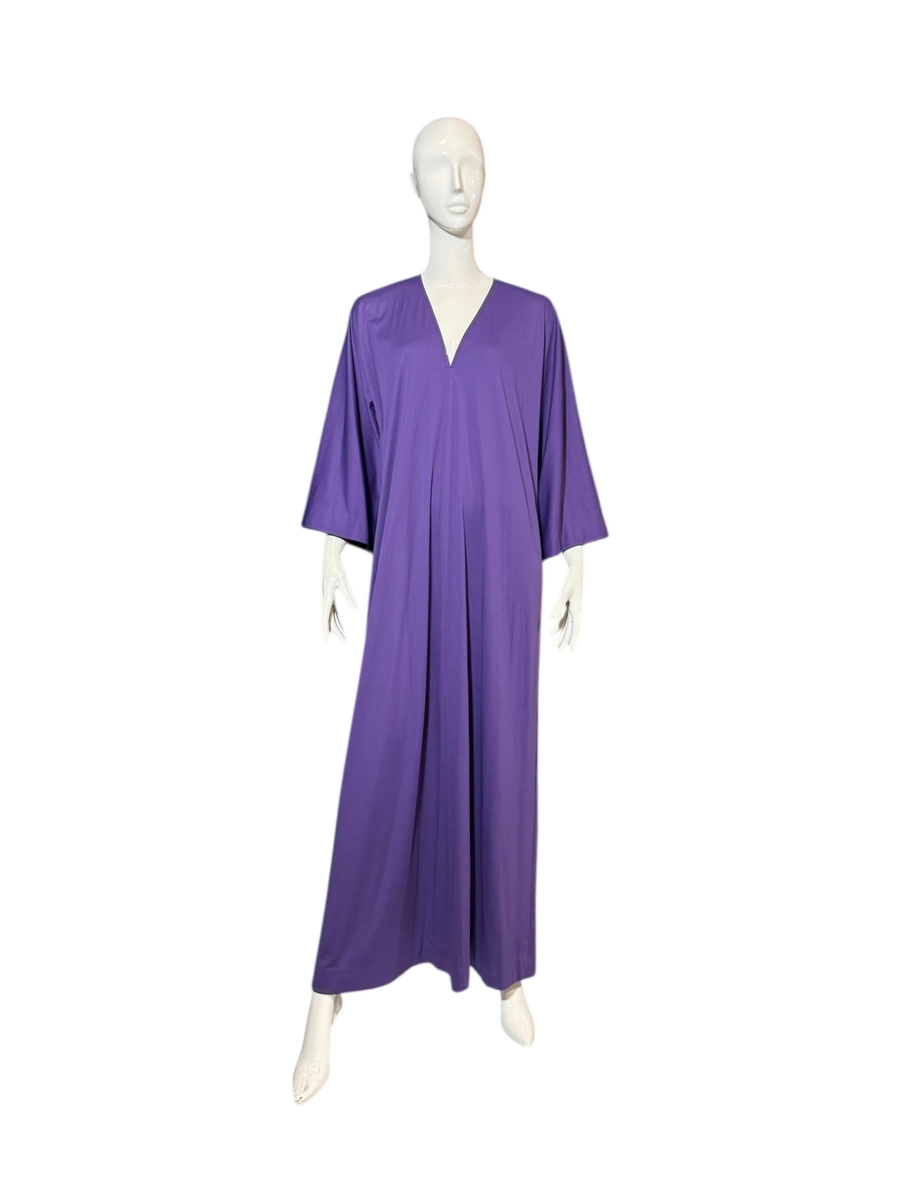 Halston 1970s Purple Jersey Kaftan Dress - Minimalist V-Neck Silhouette en vente 4