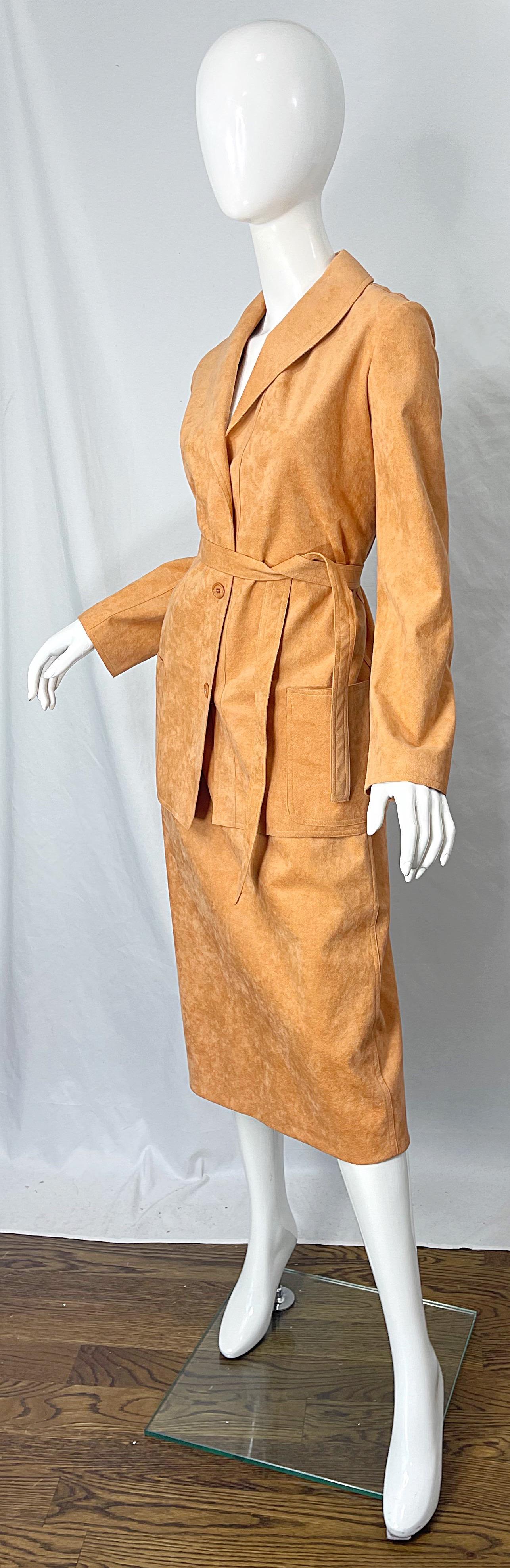 Halston 1970er Jahre Lachs Pfirsich Ultrasuede Vintage 70er Jahre Anzug mit Gürtel Jacke und Rock im Zustand „Hervorragend“ im Angebot in San Diego, CA