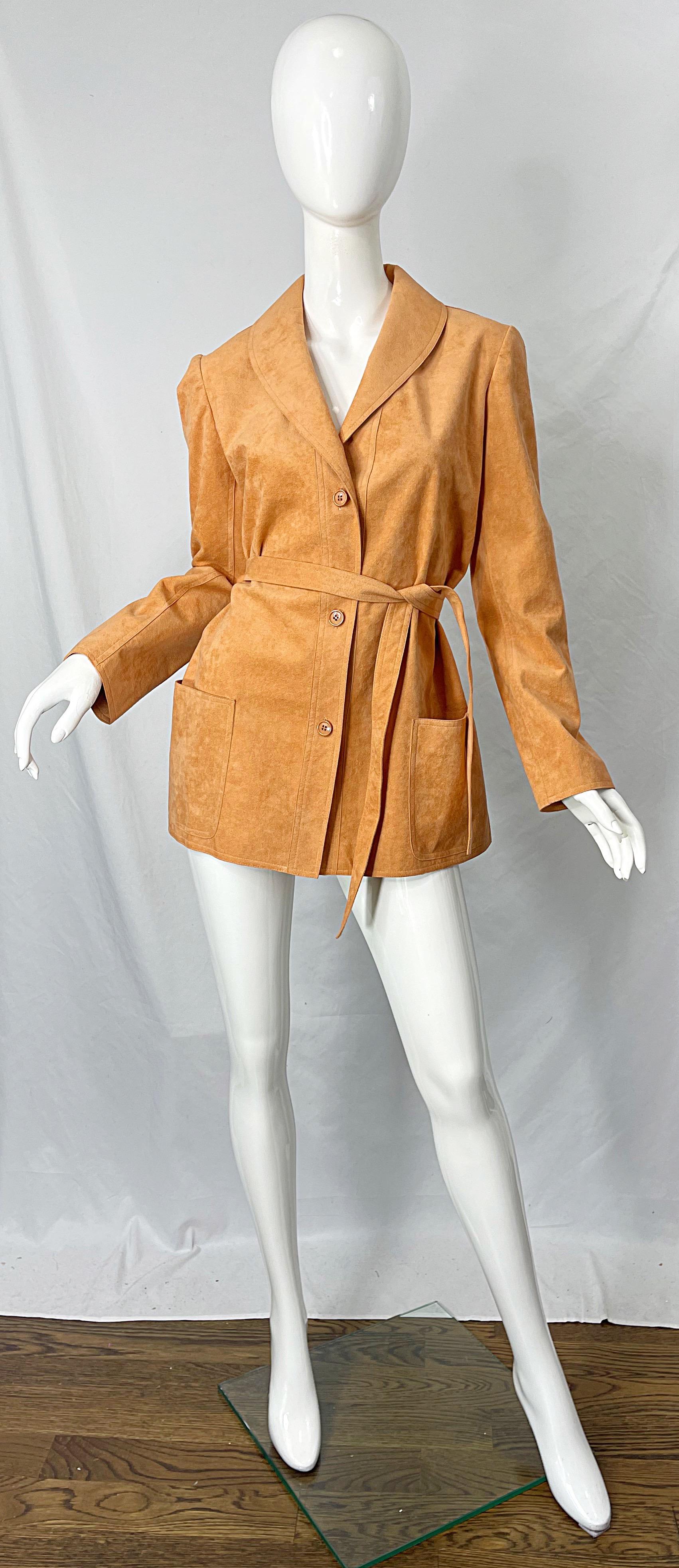 Halston 1970er Jahre Lachs Pfirsich Ultrasuede Vintage 70er Jahre Anzug mit Gürtel Jacke und Rock im Angebot 1