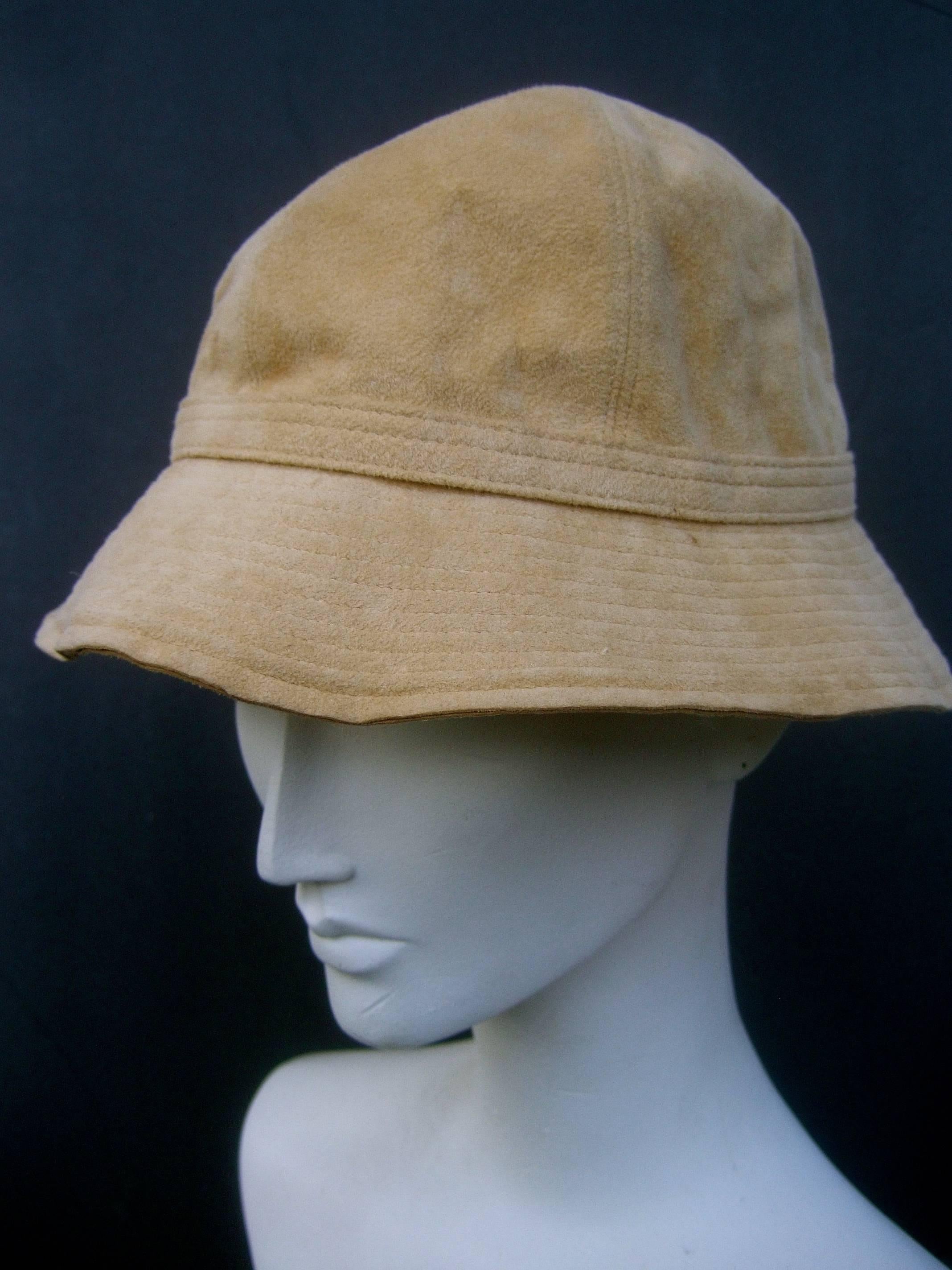 Halston beige ultra faux suede hat c 1970s
The soft cloth feather suede retro hat 
makes a chic timeless accessory 

Labeled: Halston No size indicated Refer to measurements 
The interior head size circumference measures 20 inches 