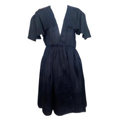 Vestido de cóctel negro Halston con mangas aleteadas, años 70