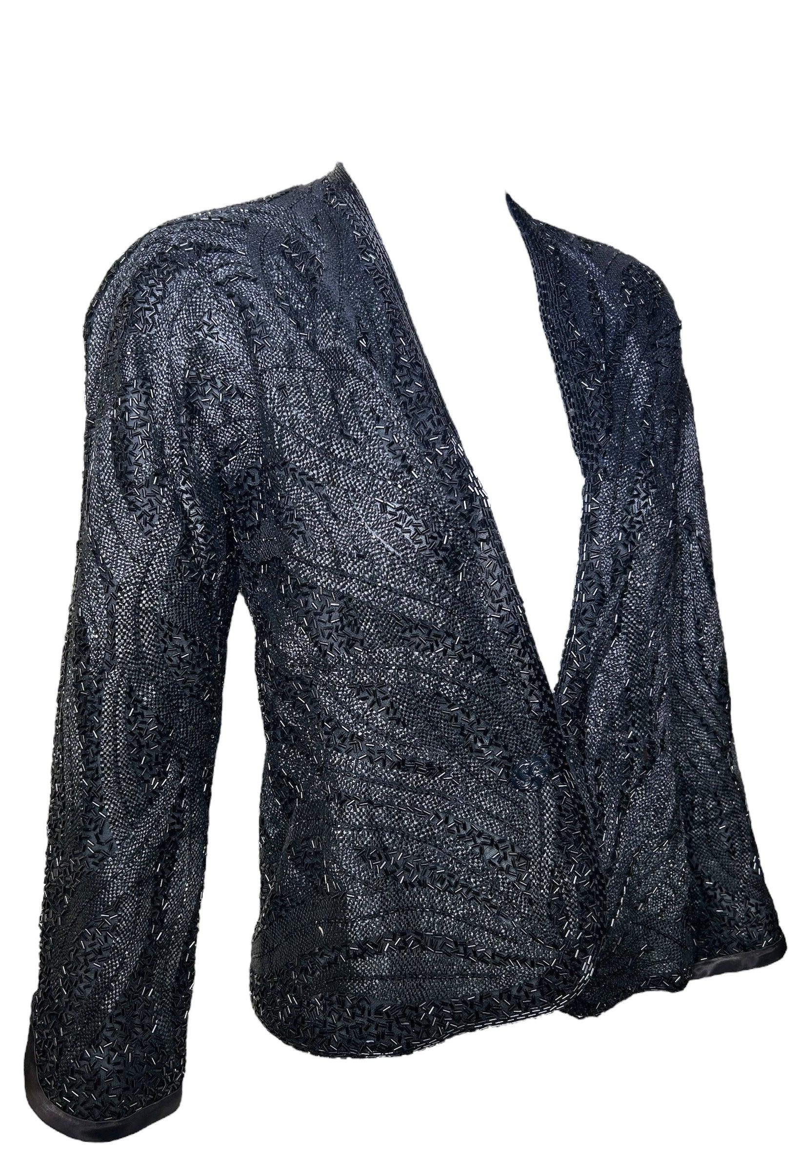 Es el Cisne Negro del mundo de las chaquetas de alfombra roja. ¡Esta es la adaptación más increíble de las plumas en forma de abalorios y es de Halston! Recuerda a los densos bordados y abalorios de Balenciaga de los años 50.  Es evidente que esta