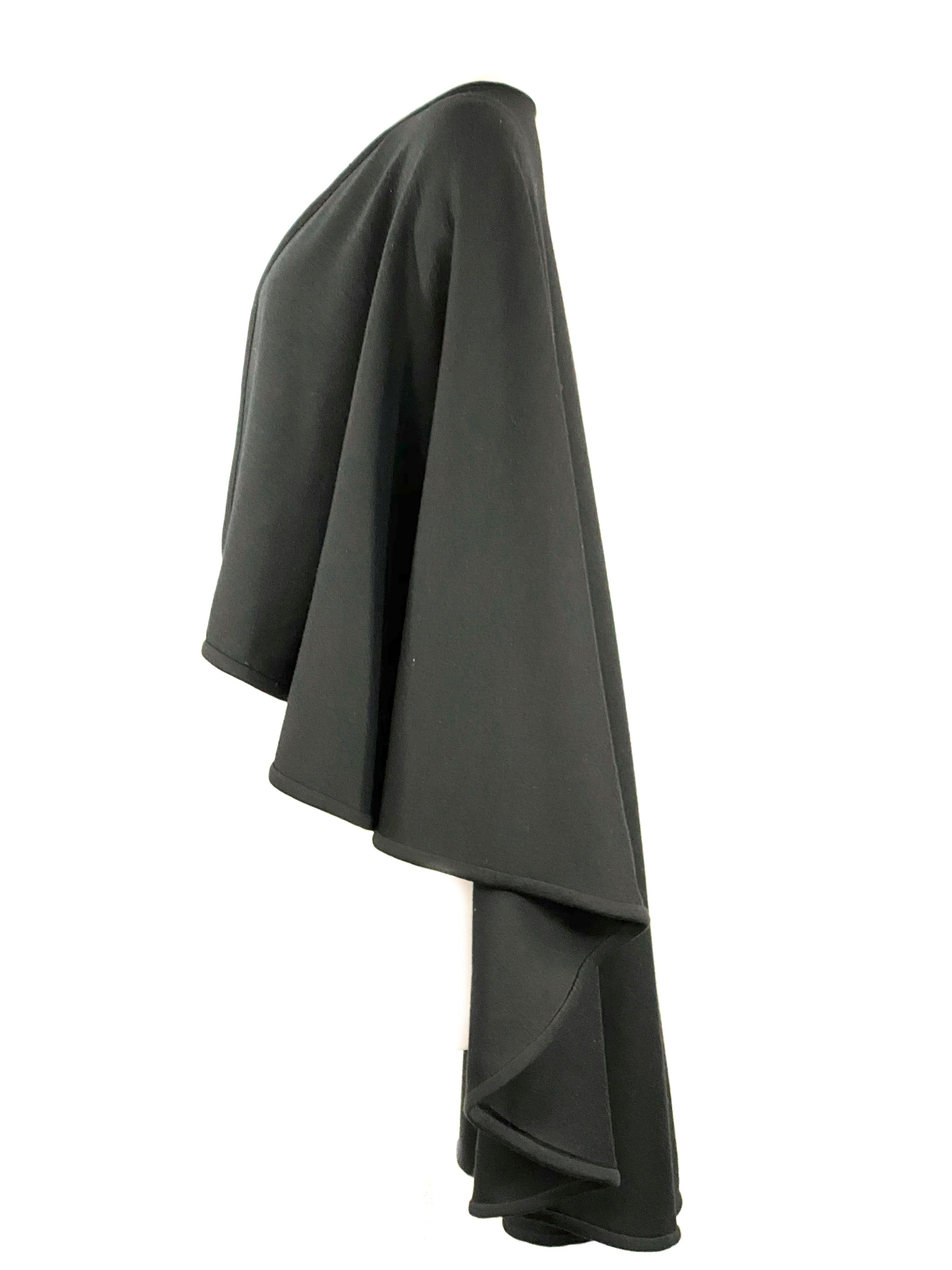 HALSTON Black Wool Poncho One Size

Product detail:
Black
Wool
Featuring no closure, cape style
40” long on a back 
