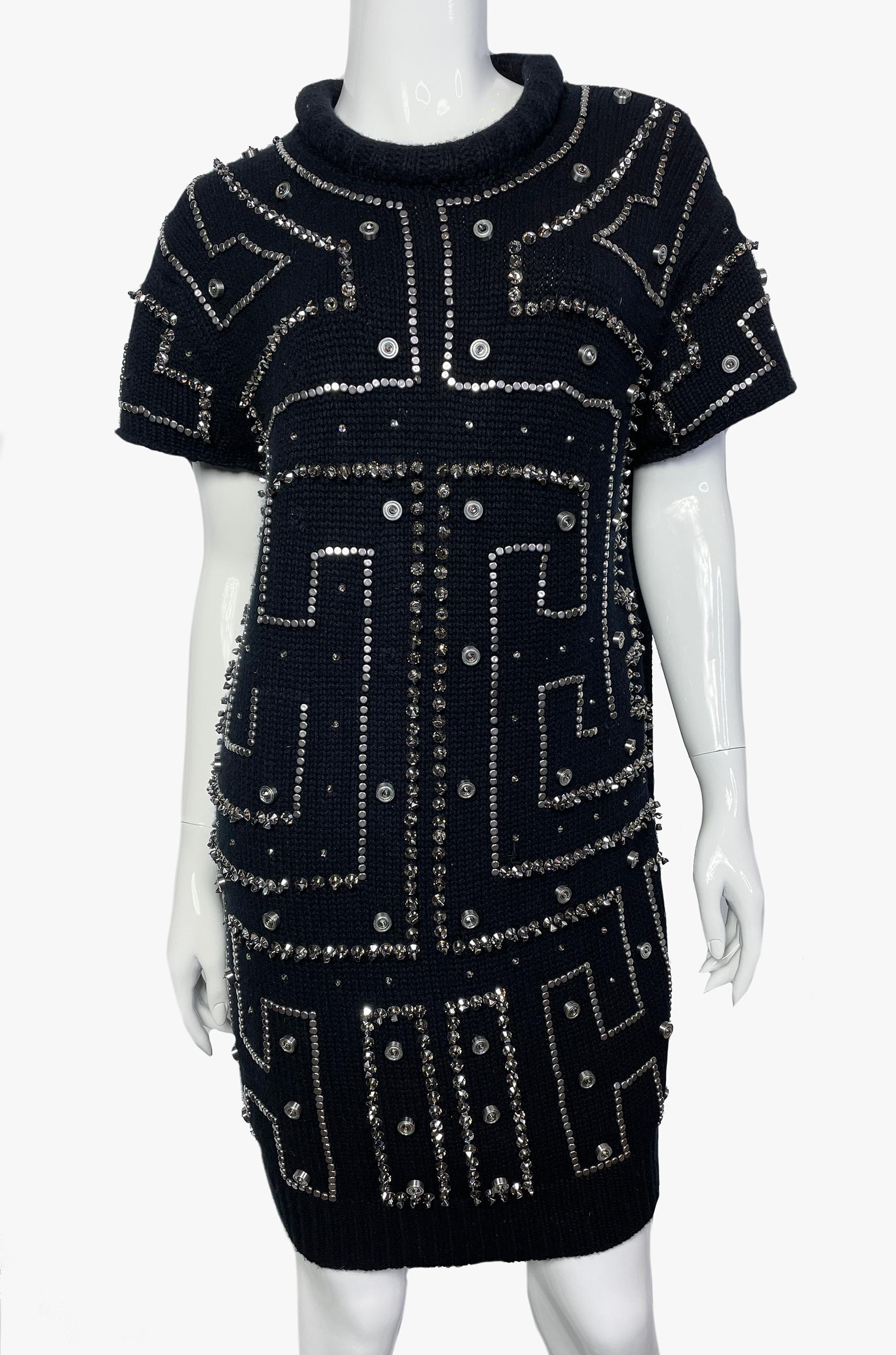 Halston cashmere knitted dress with decor made of metal elements.

Additional information:
Fabric: 100% cashmere
Size: XS-S
Period: 2000s
Condition: Very good
........Additional information ........

- Photo might be slightly different from actual