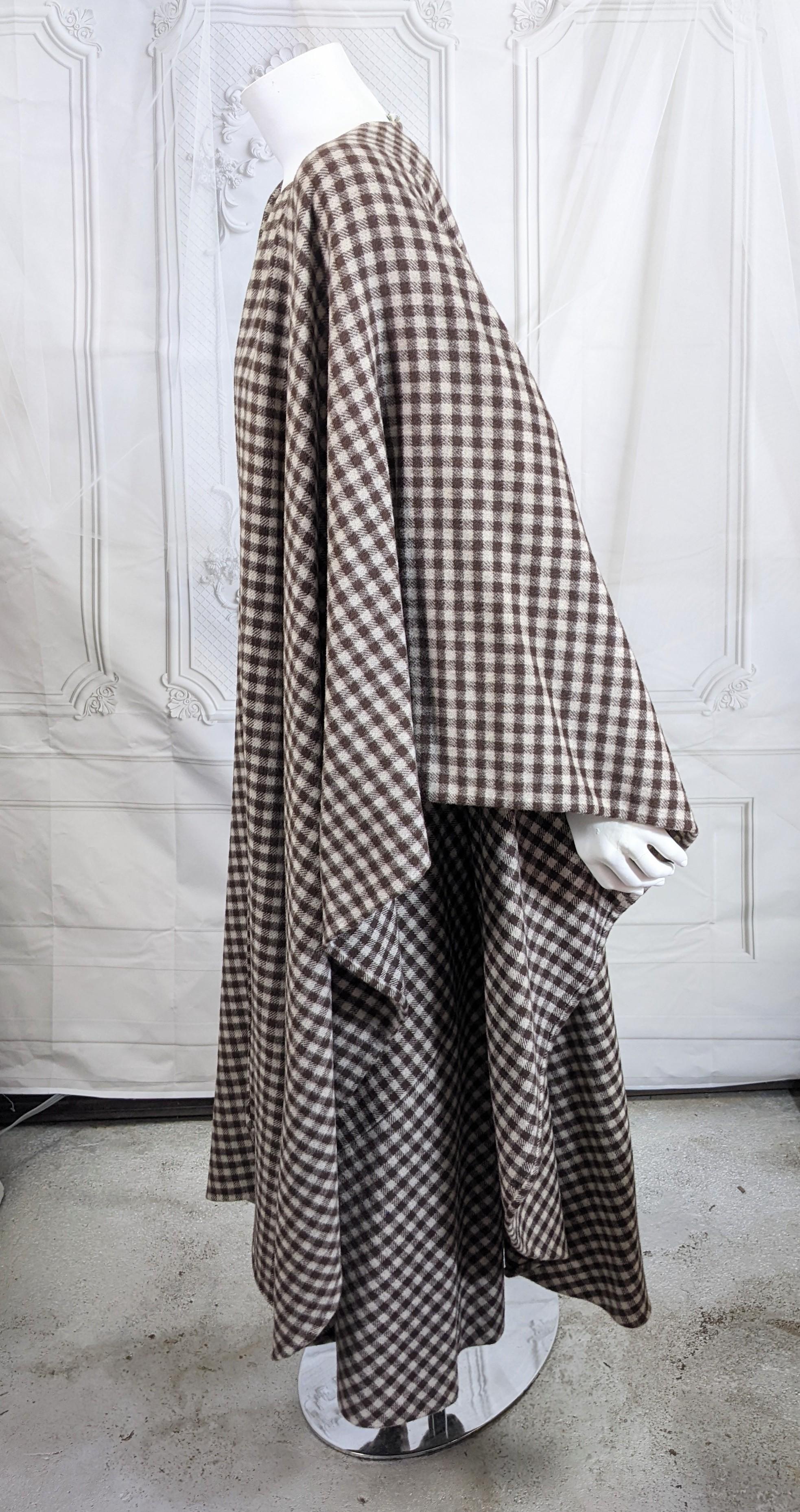 Ensemble jupe-cape en laine à carreaux Halston Excellent état - En vente à New York, NY
