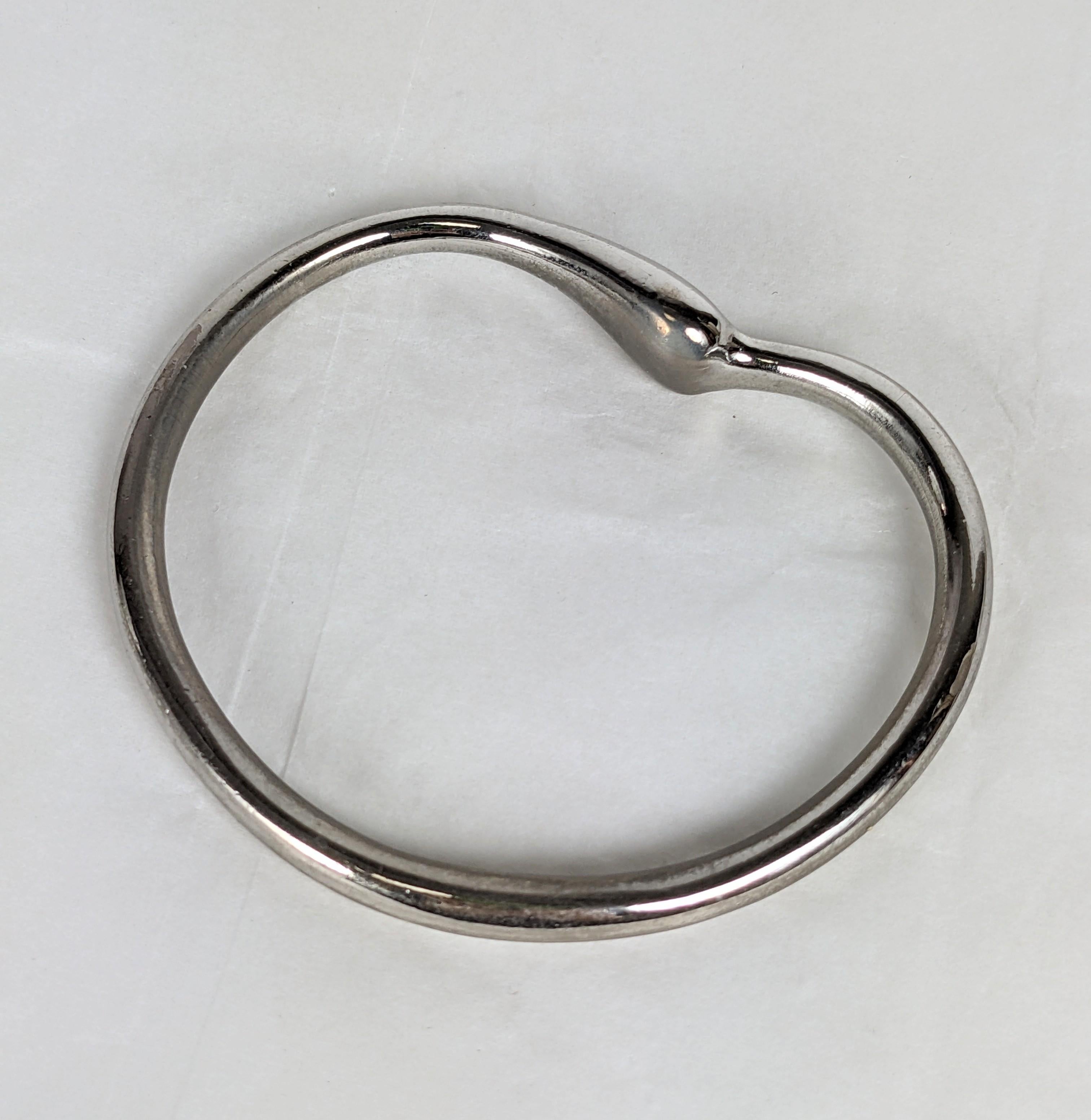 L'iconico braccialetto con cuore di Halston di Elsa Peretti. Per un breve periodo Halston ha offerto gioielli creati dalla sua musa Elsa Peretti. In metallo rodiato, nel suo stile caratteristico. Apertura 2,5