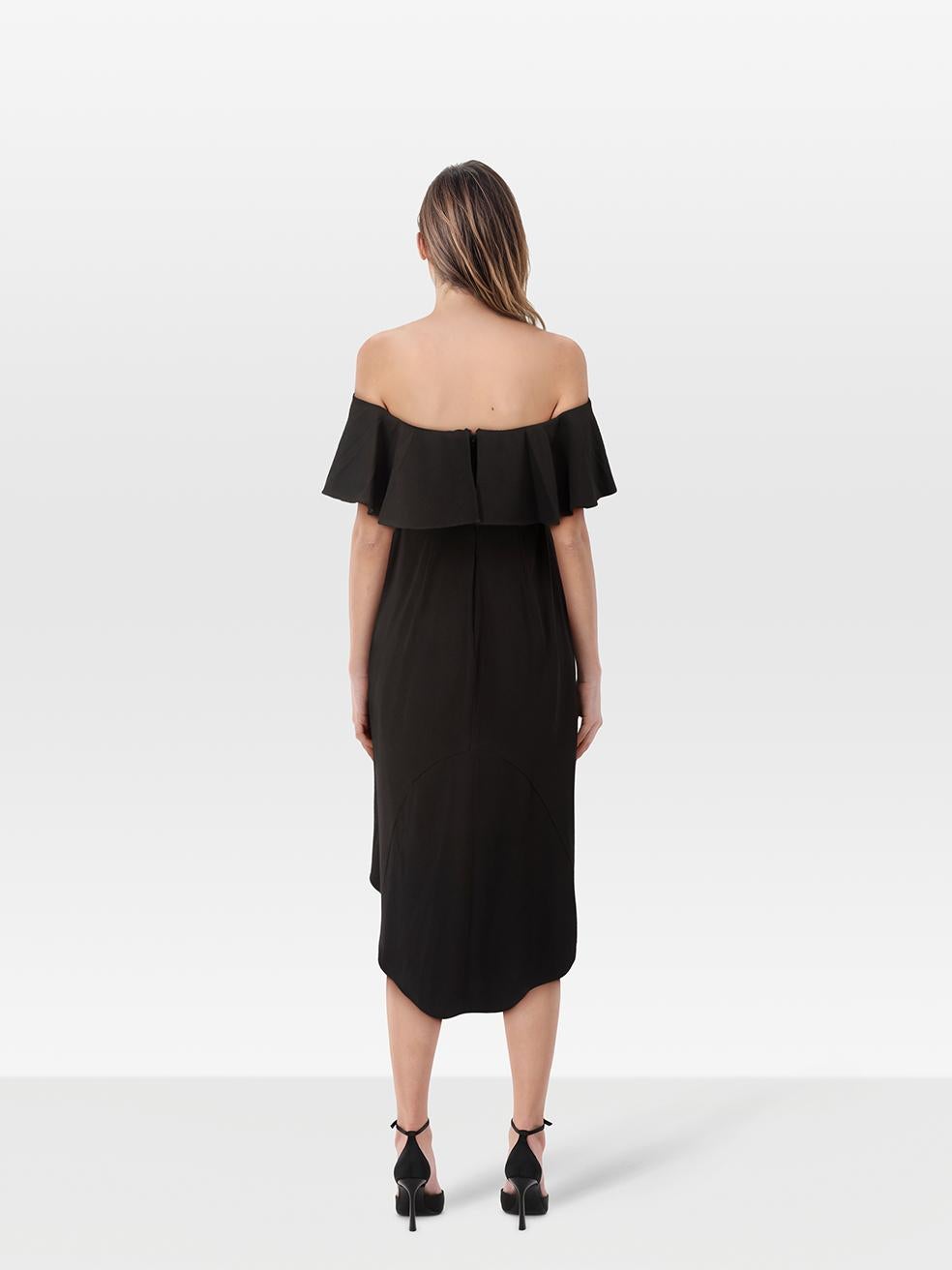 CONDITION ist nie getragen, mit Tags. Aufgrund der schlechten Lagerung des Kleides, gibt es Verfärbungen unter beiden inneren Achseln auf diesem neuen Halston Heritage Designer Wiederverkauf Artikel.
 
 
 
 Einzelheiten
 
 
 Schwarz
 
 Polyester
 
