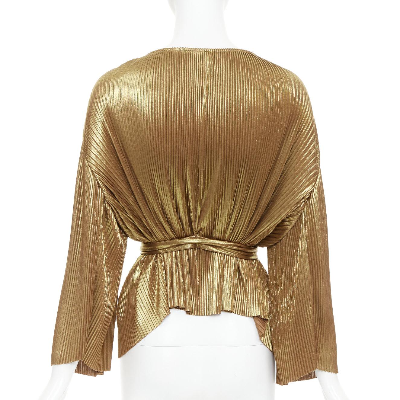Donna Halston Heritage oro, top a fisarmonica plissettato con arricciatura sulla spalla, dea della cravatta US10 L. in vendita