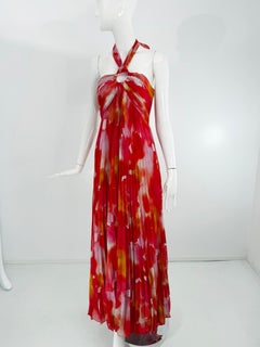 Vestido largo plisado con cuello halter en tonos rojo y naranja vivos de Halston Heritage, sin estrenar