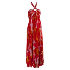 Vestido largo plisado con cuello halter en tonos rojo y naranja vivos de Halston Heritage, sin estrenar