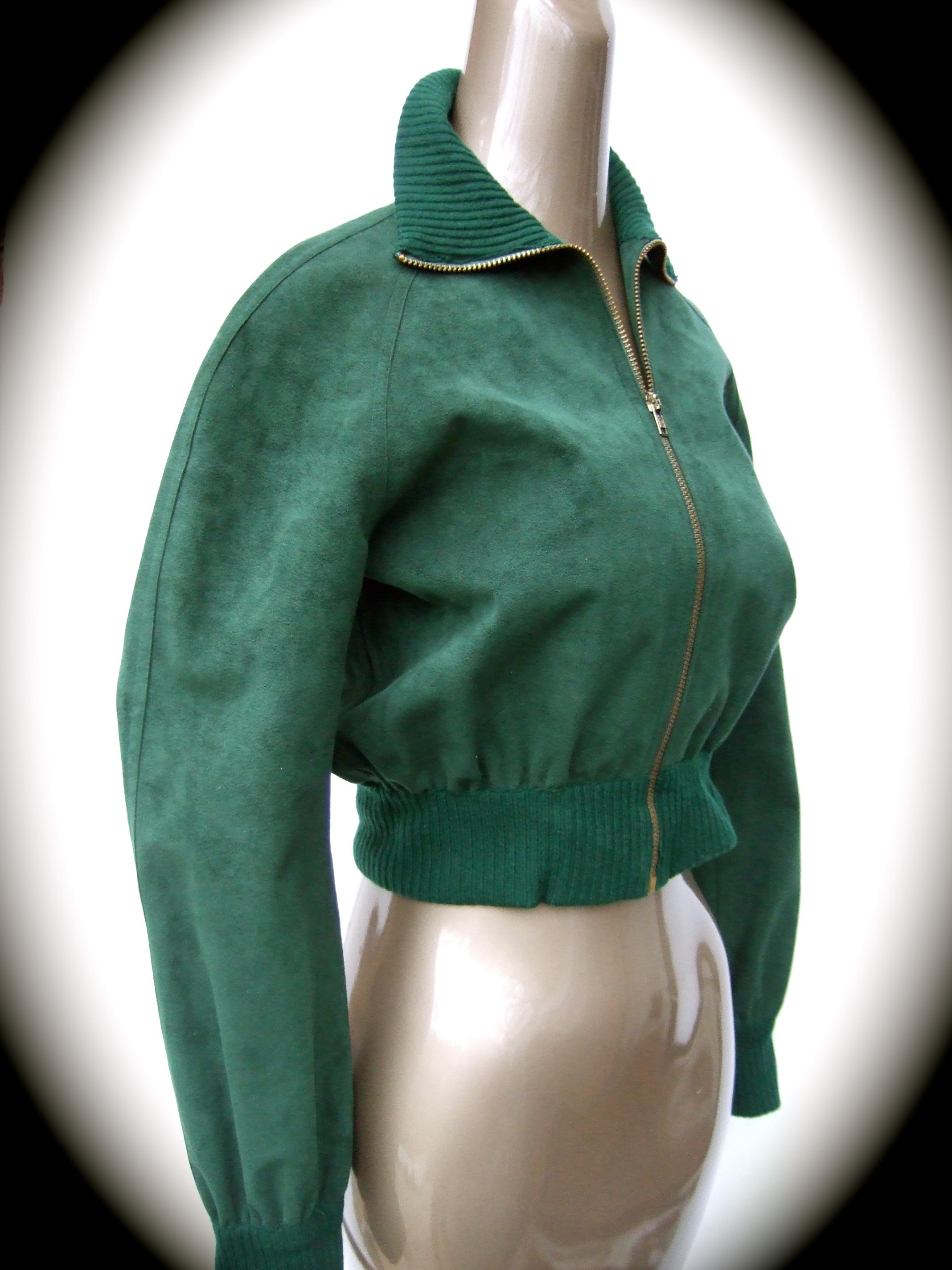 Halston Iconic Ultra Feather Faux Wildleder Cropped Reißverschluss Jacke ca. 1970er Jahre  (Schwarz) im Angebot